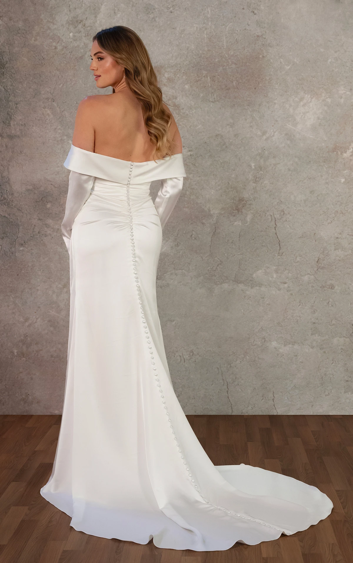 d4446 Trägerloses Etui-Brautkleid aus Charmeuse mit angeschrägter Drapierung und Rockschlitz  by Essense of Australia
