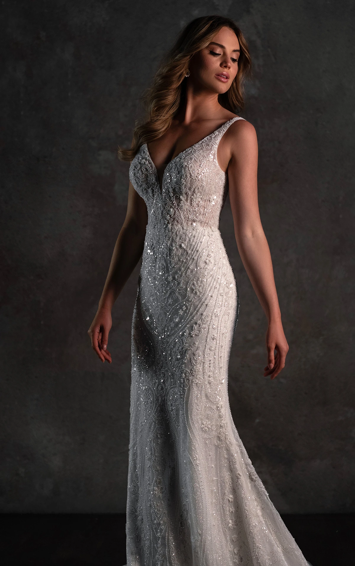 d4448 Etui-Brautkleid aus besticktem Tüll mit linearer Perlenstickerei  by Essense of Australia