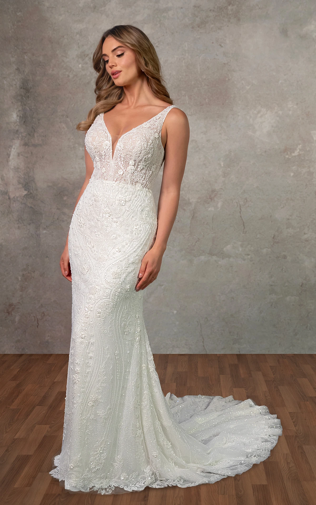 d4448 Etui-Brautkleid aus besticktem Tüll mit linearer Perlenstickerei  by Essense of Australia