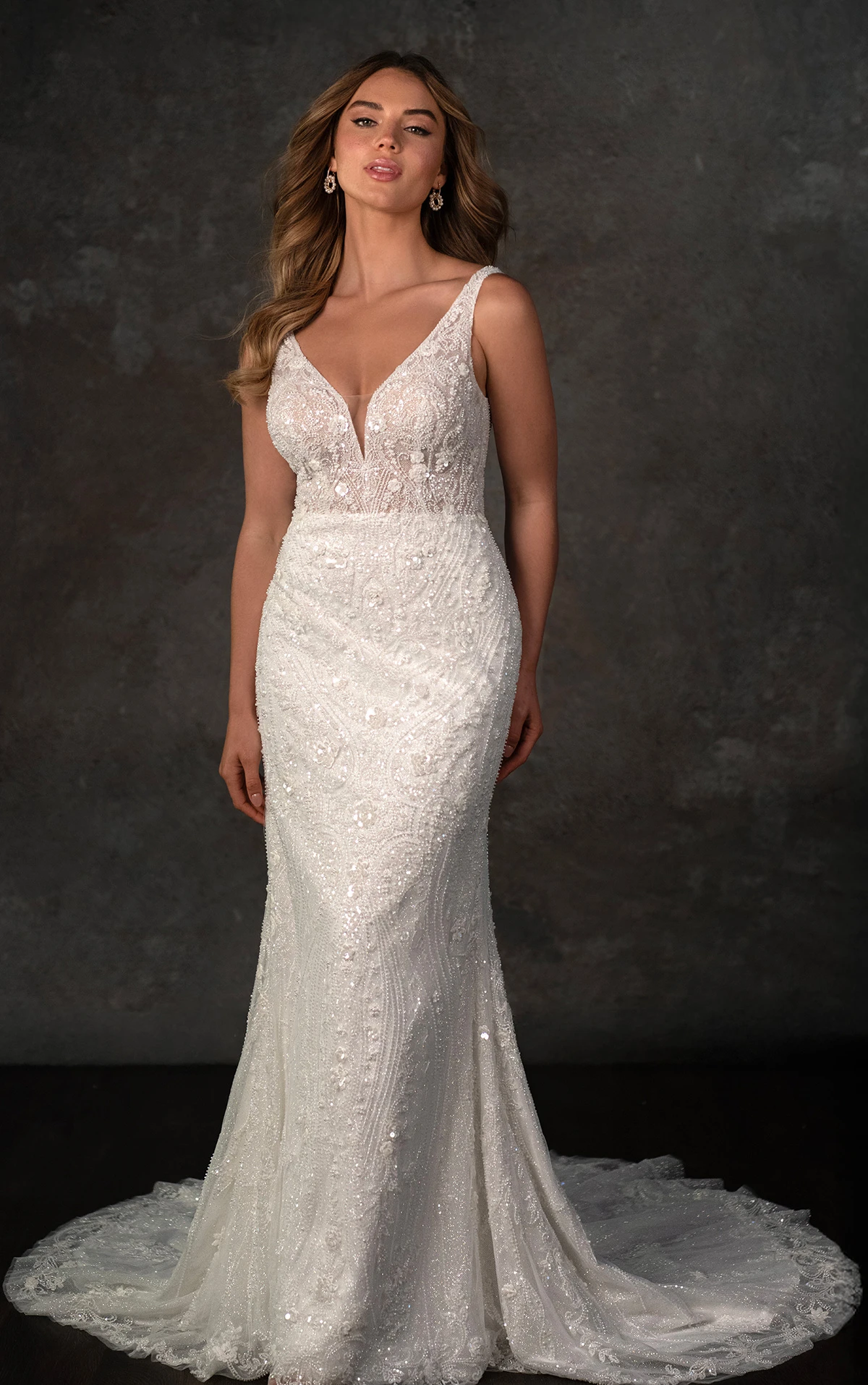 d4448 Etui-Brautkleid aus besticktem Tüll mit linearer Perlenstickerei  by Essense of Australia