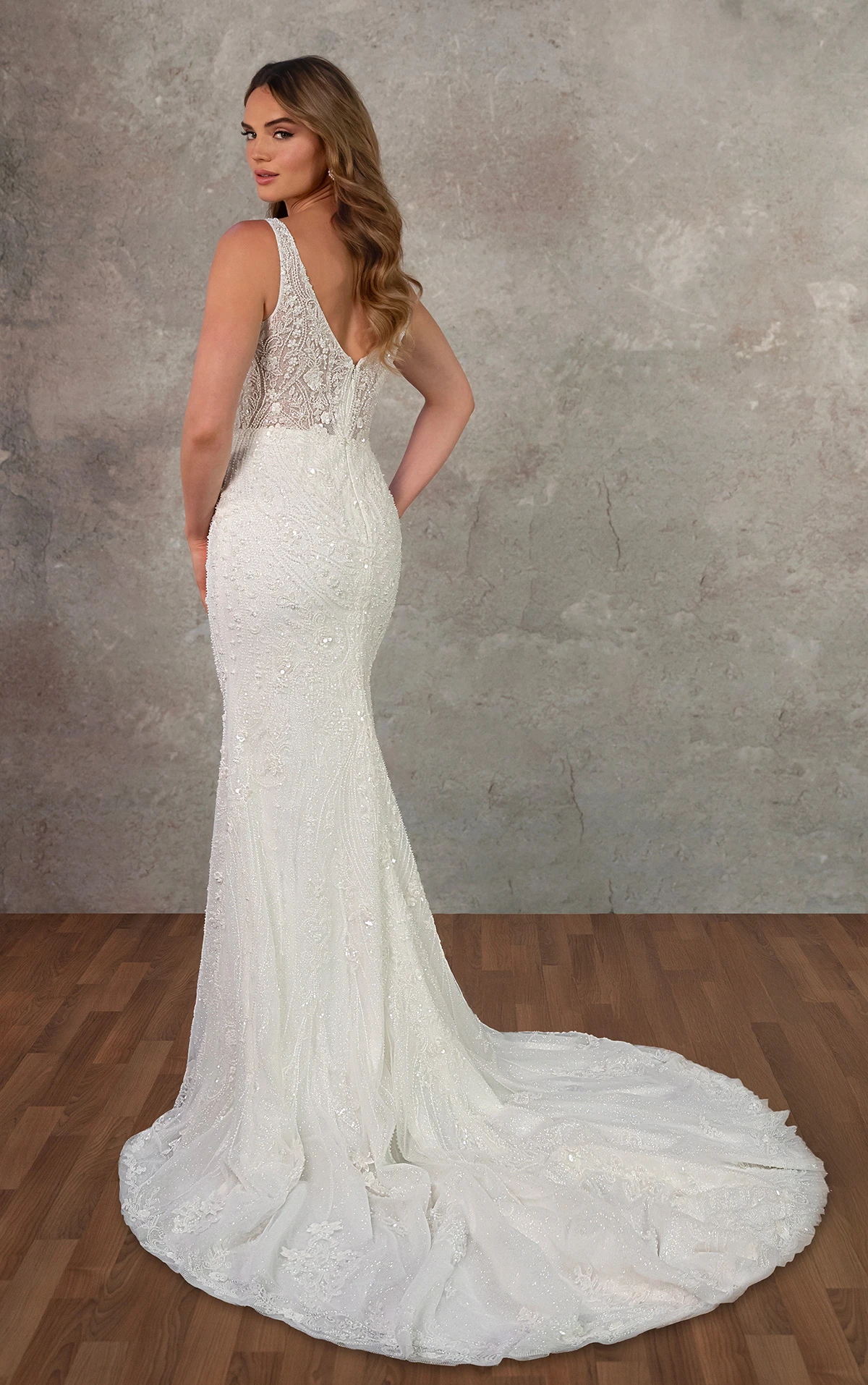 d4448 Etui-Brautkleid aus besticktem Tüll mit linearer Perlenstickerei  by Essense of Australia