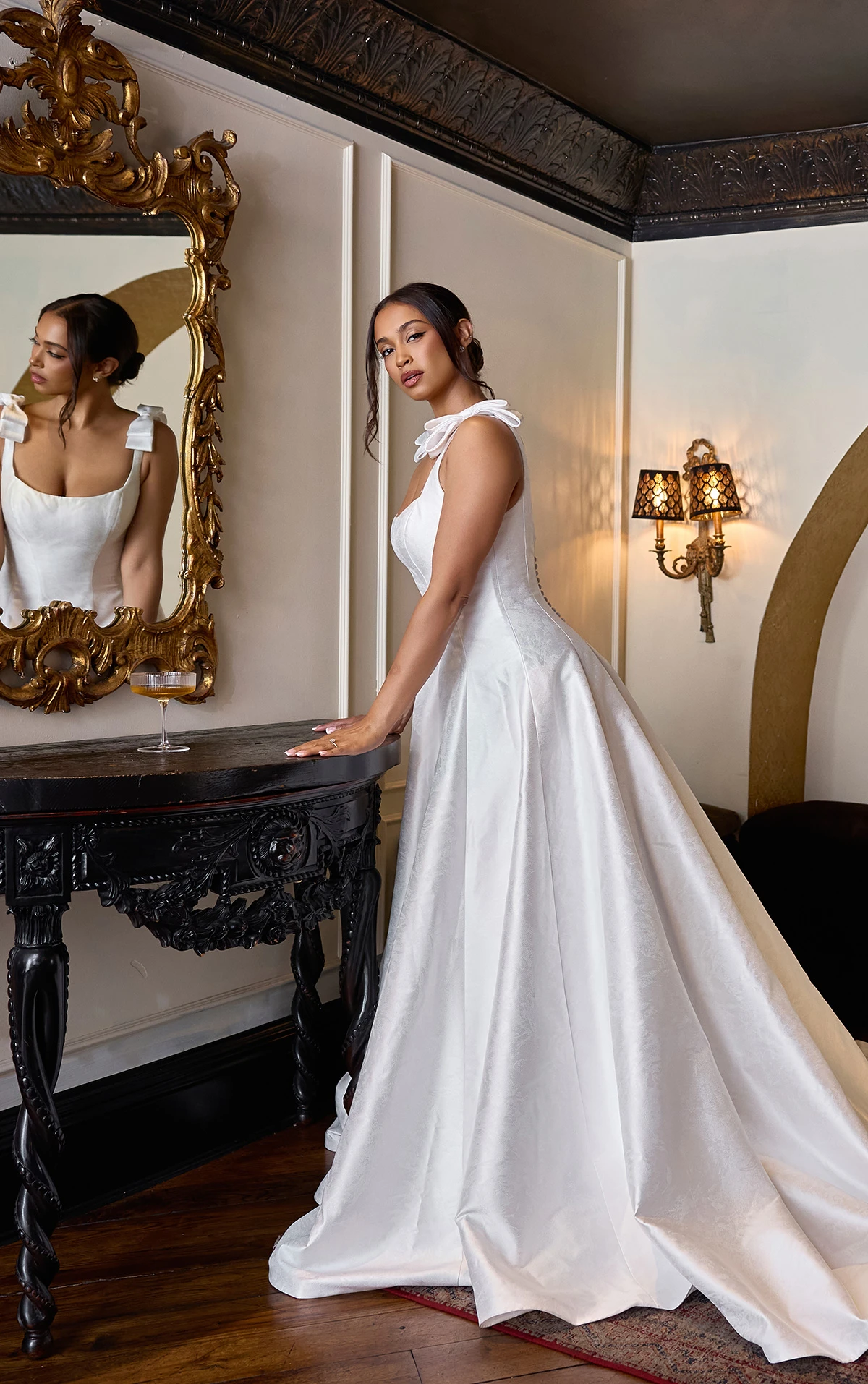 d4450 A-Linien-Brautkleid aus Satin-Jacquard mit Schulter-Schleifen und Rundhalsausschnitt  by Essense of Australia