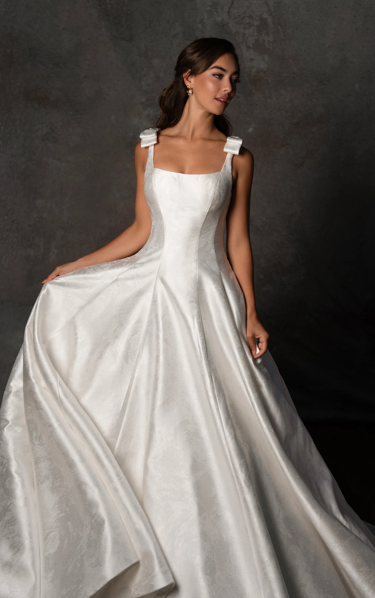 d4450 A-Linien-Brautkleid aus Satin-Jacquard mit Schulter-Schleifen und Rundhalsausschnitt  by Essense of Australia