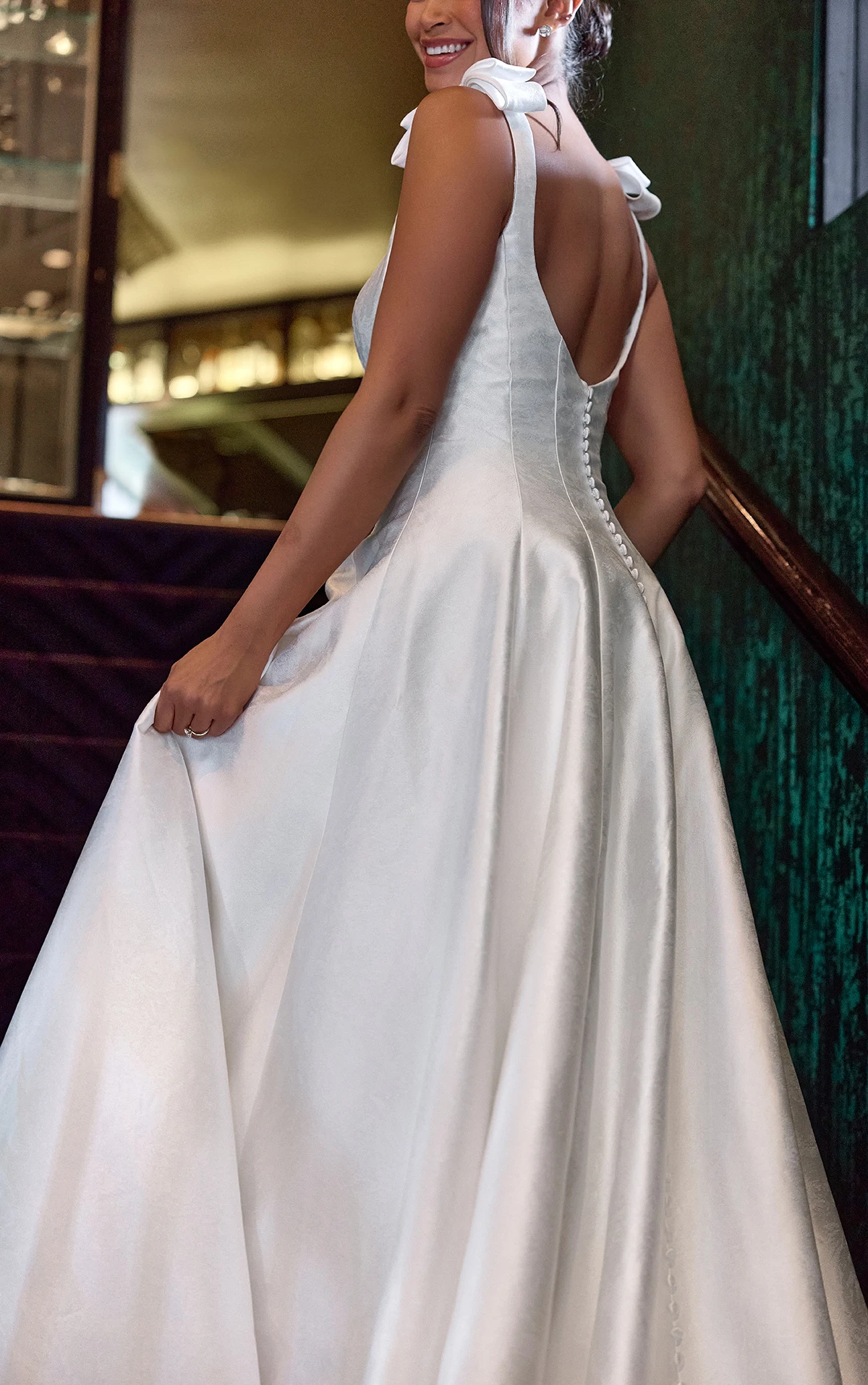 d4450 A-Linien-Brautkleid aus Satin-Jacquard mit Schulter-Schleifen und Rundhalsausschnitt  by Essense of Australia