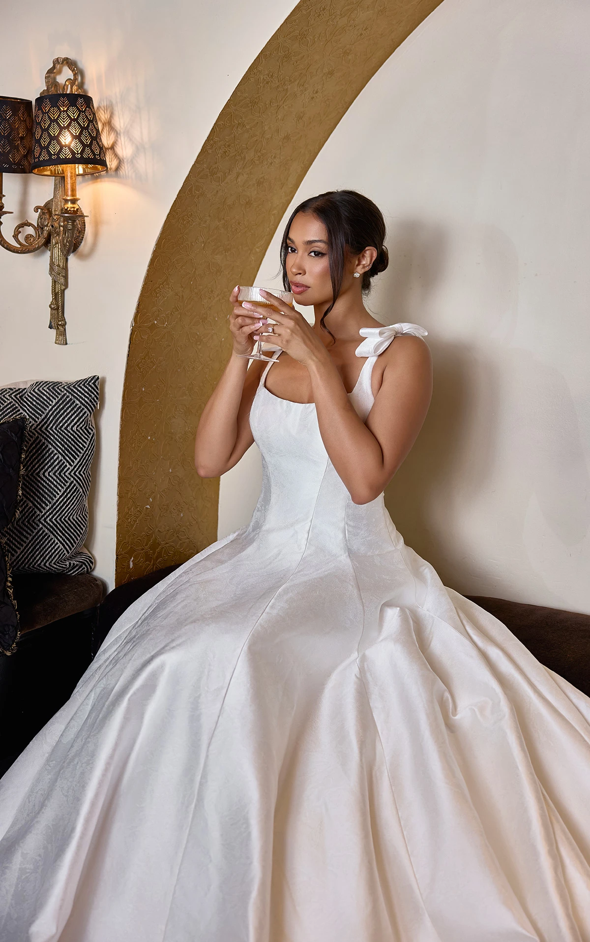 d4450 A-Linien-Brautkleid aus Satin-Jacquard mit Schulter-Schleifen und Rundhalsausschnitt  by Essense of Australia