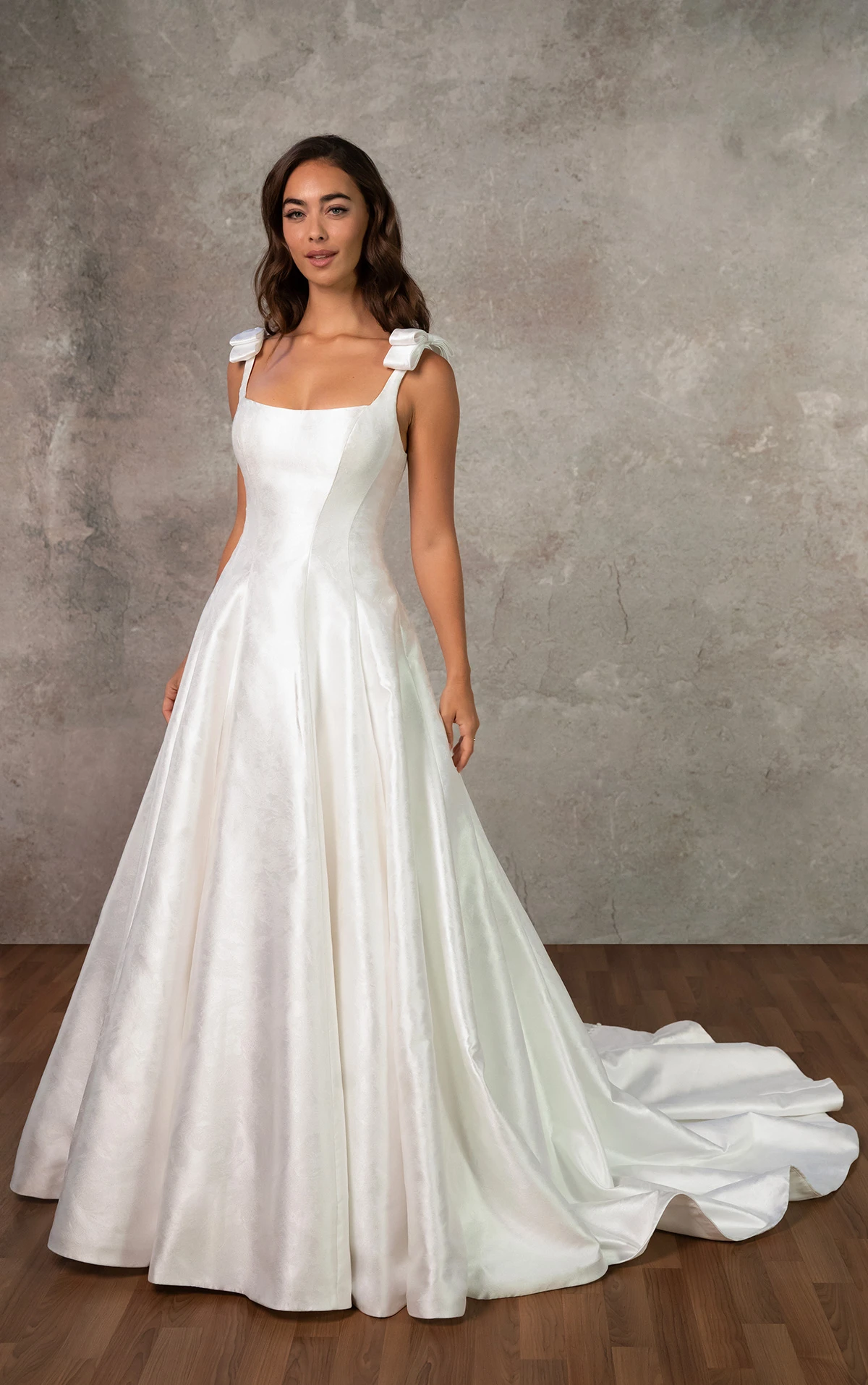 d4450 A-Linien-Brautkleid aus Satin-Jacquard mit Schulter-Schleifen und Rundhalsausschnitt  by Essense of Australia