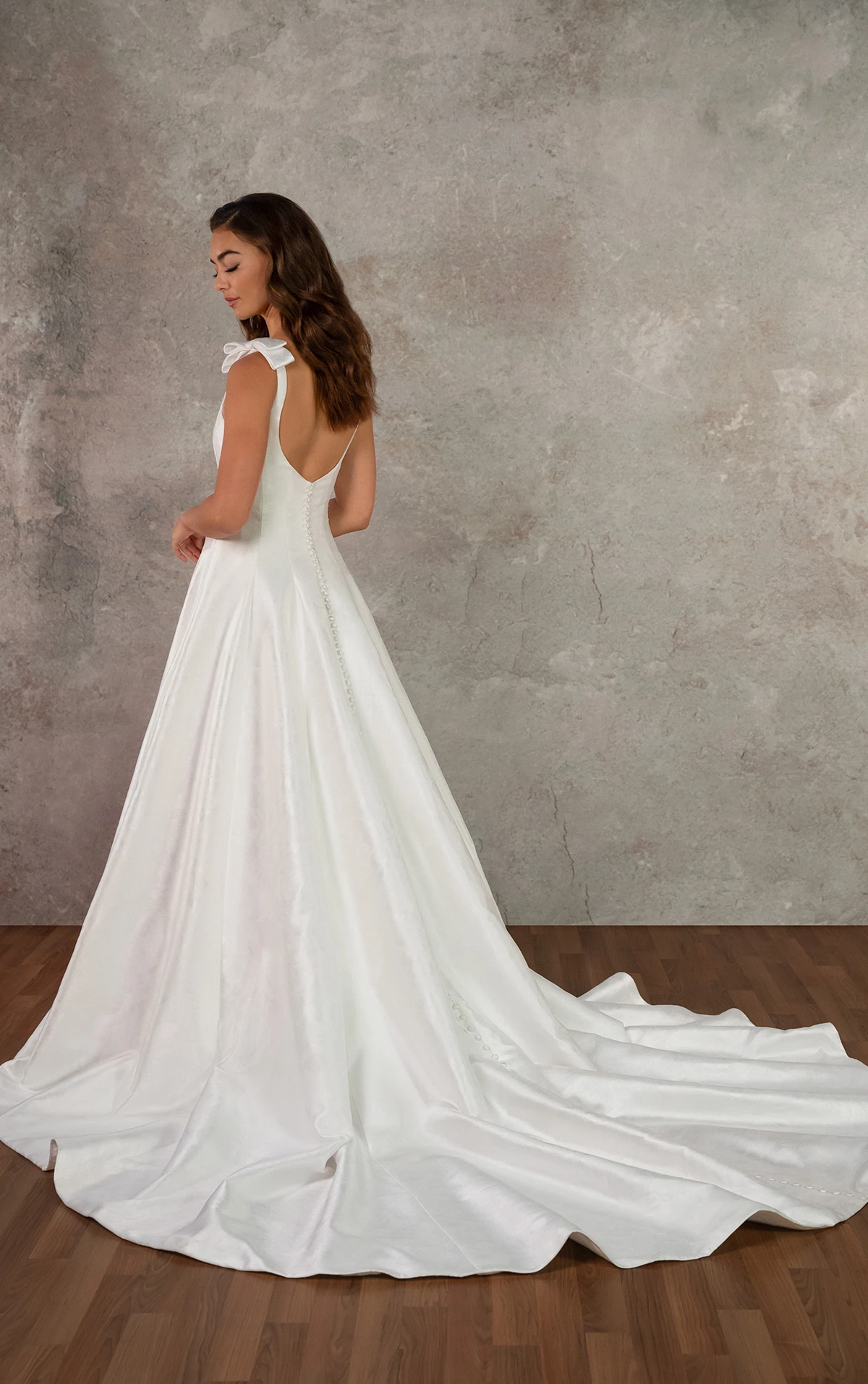 d4450 A-Linien-Brautkleid aus Satin-Jacquard mit Schulter-Schleifen und Rundhalsausschnitt  by Essense of Australia