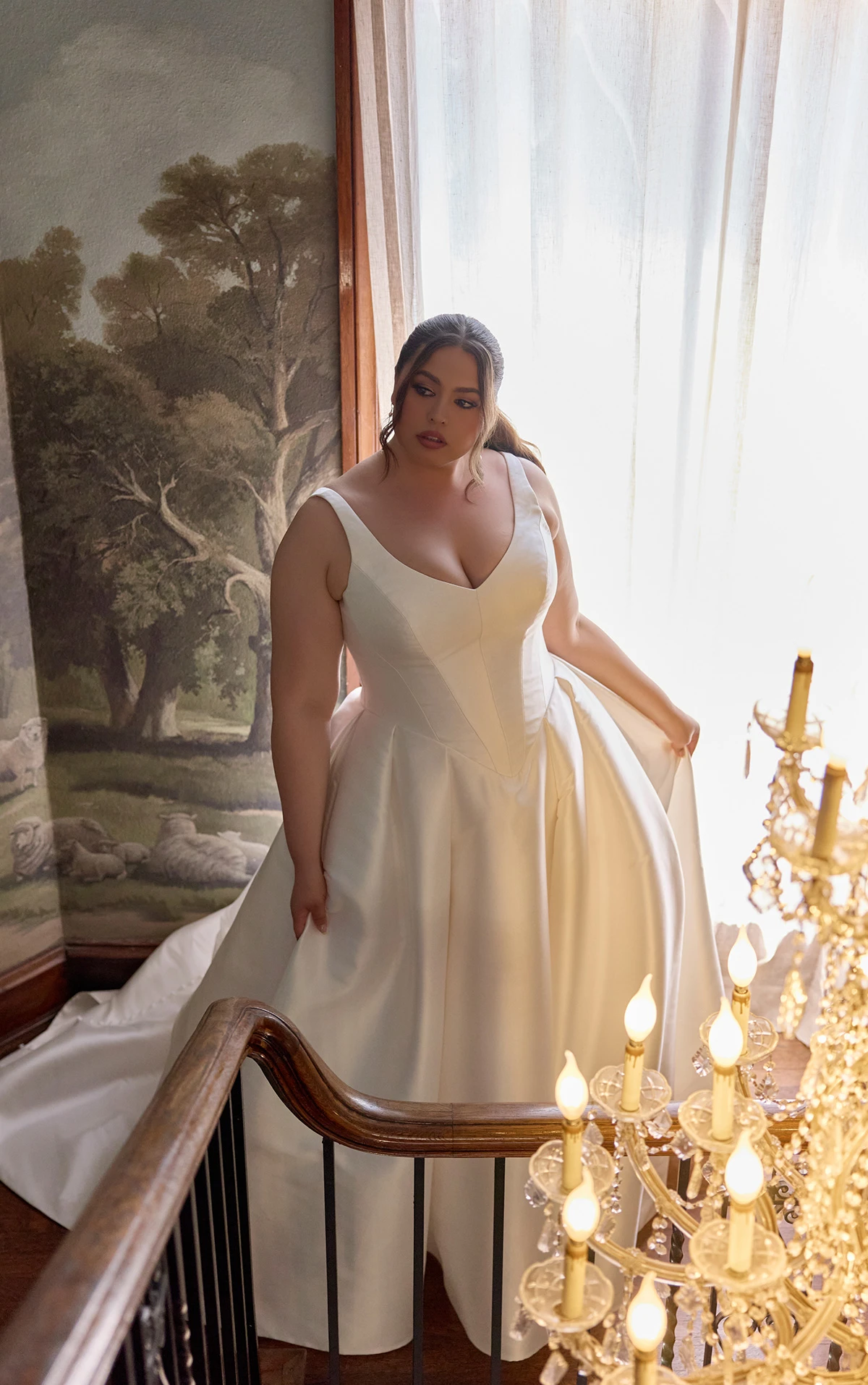 d4451+ Ball-Brautkleid in Übergröße aus Mikado mit V-Ausschnitt und plissiertem Rock  by Essense of Australia