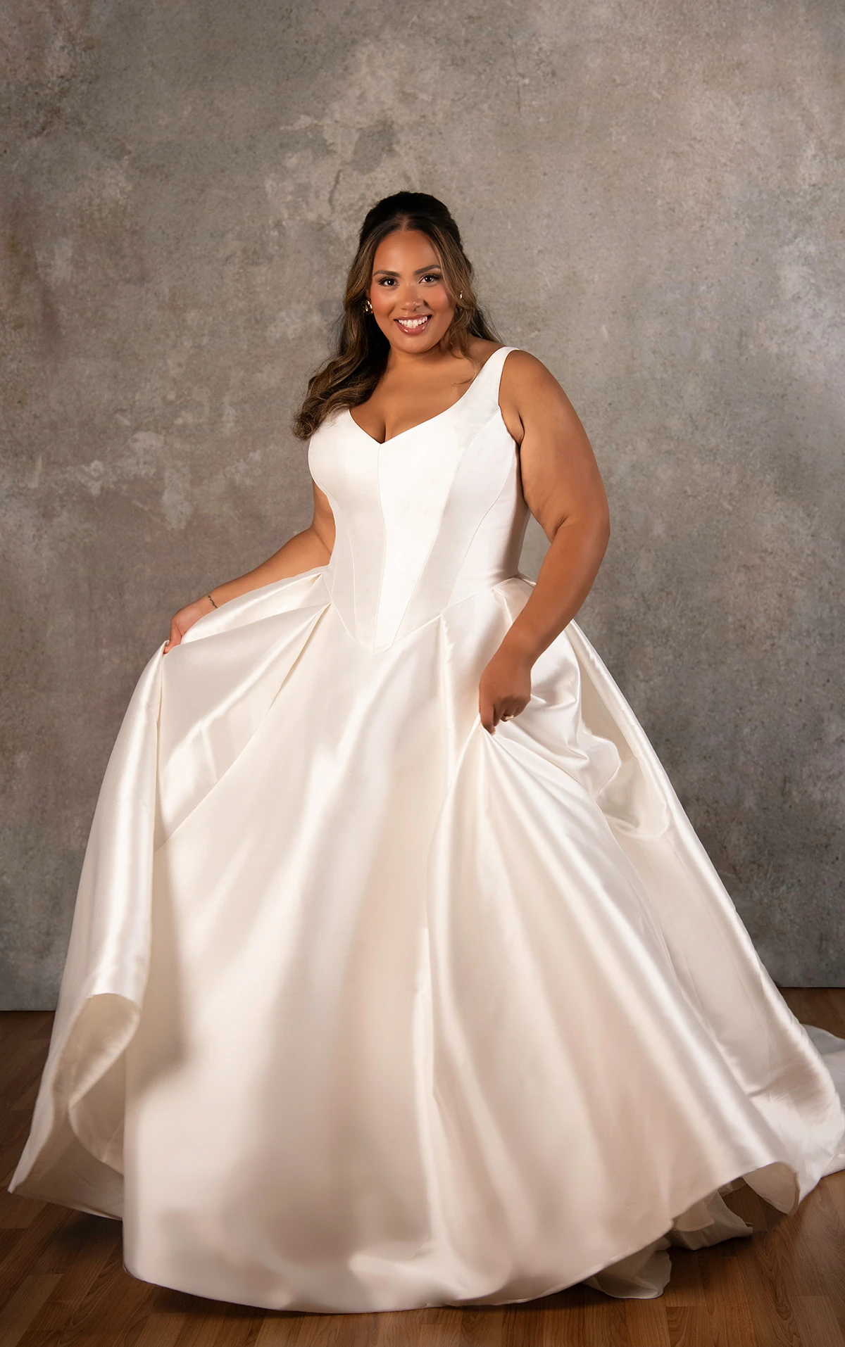d4451+ Ball-Brautkleid in Übergröße aus Mikado mit V-Ausschnitt und plissiertem Rock  by Essense of Australia