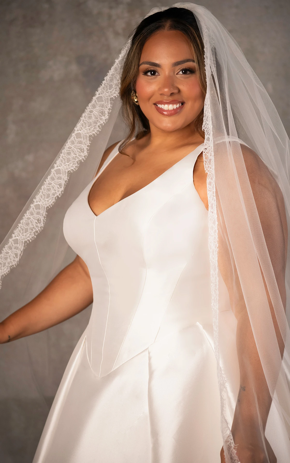 d4451+ Ball-Brautkleid in Übergröße aus Mikado mit V-Ausschnitt und plissiertem Rock  by Essense of Australia