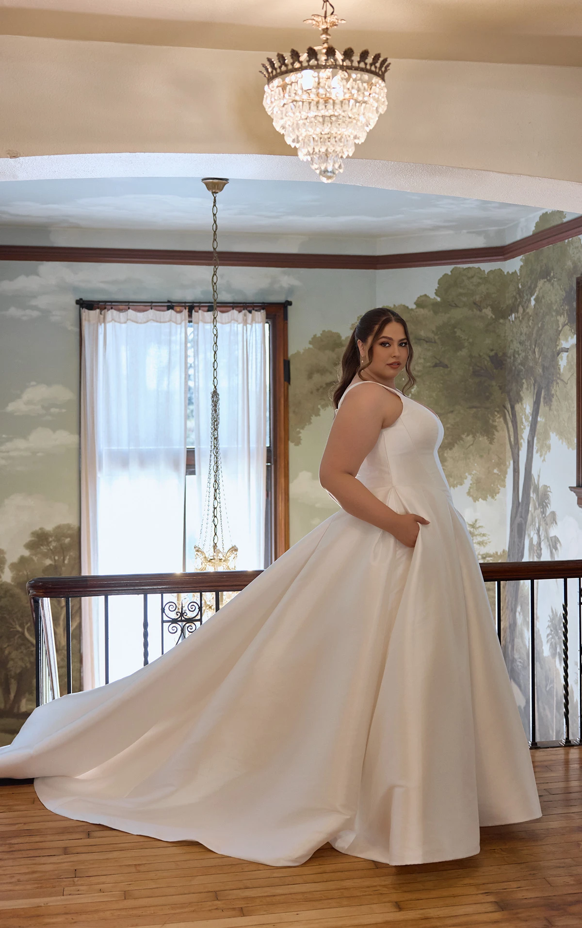 d4451+ Ball-Brautkleid in Übergröße aus Mikado mit V-Ausschnitt und plissiertem Rock  by Essense of Australia