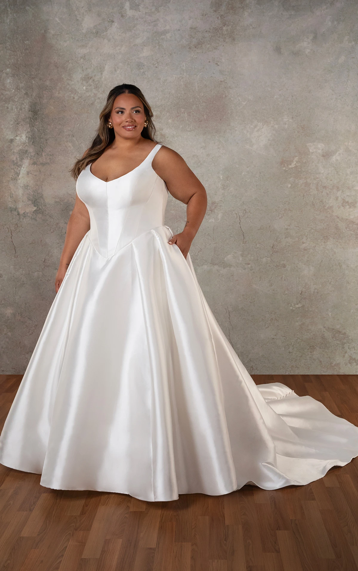 d4451+ Ball-Brautkleid in Übergröße aus Mikado mit V-Ausschnitt und plissiertem Rock  by Essense of Australia