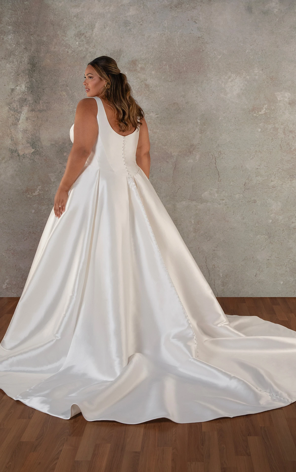 d4451+ Ball-Brautkleid in Übergröße aus Mikado mit V-Ausschnitt und plissiertem Rock  by Essense of Australia