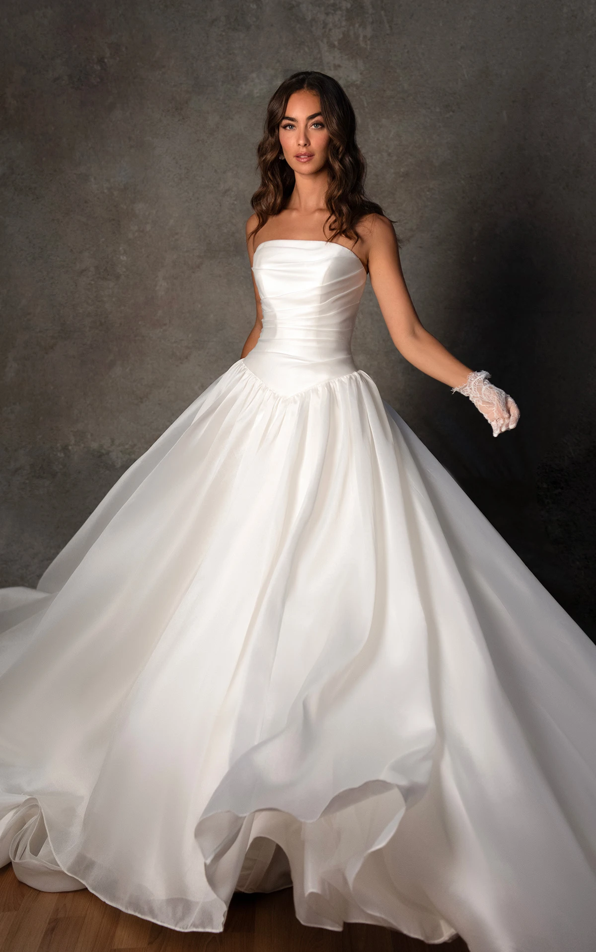 d4454 Trägerloses A-Linien-Brautkleid aus Organza mit gewickeltem Oberteil und Baskentaille  by Essense of Australia