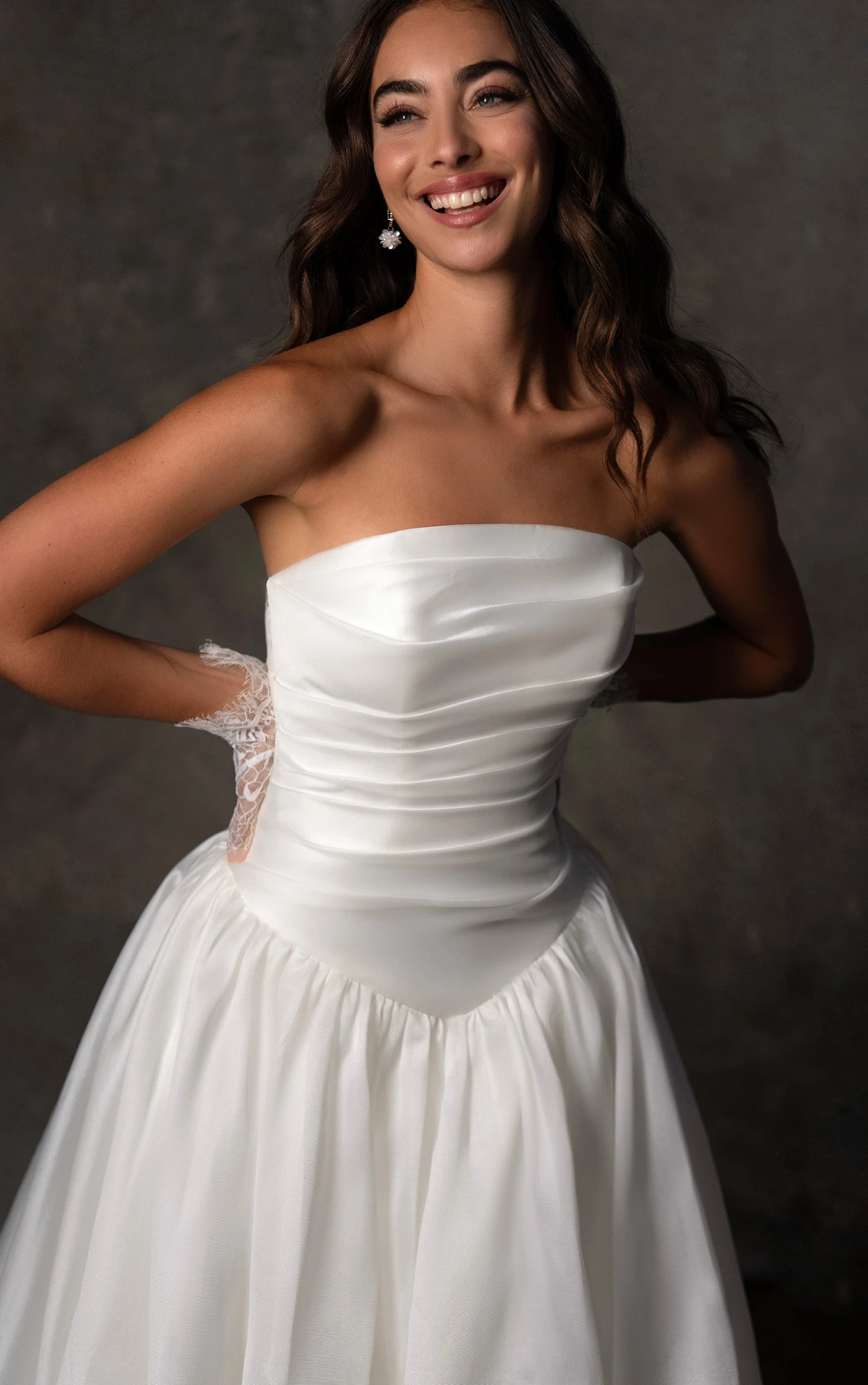 d4454 Trägerloses A-Linien-Brautkleid aus Organza mit gewickeltem Oberteil und Baskentaille  by Essense of Australia
