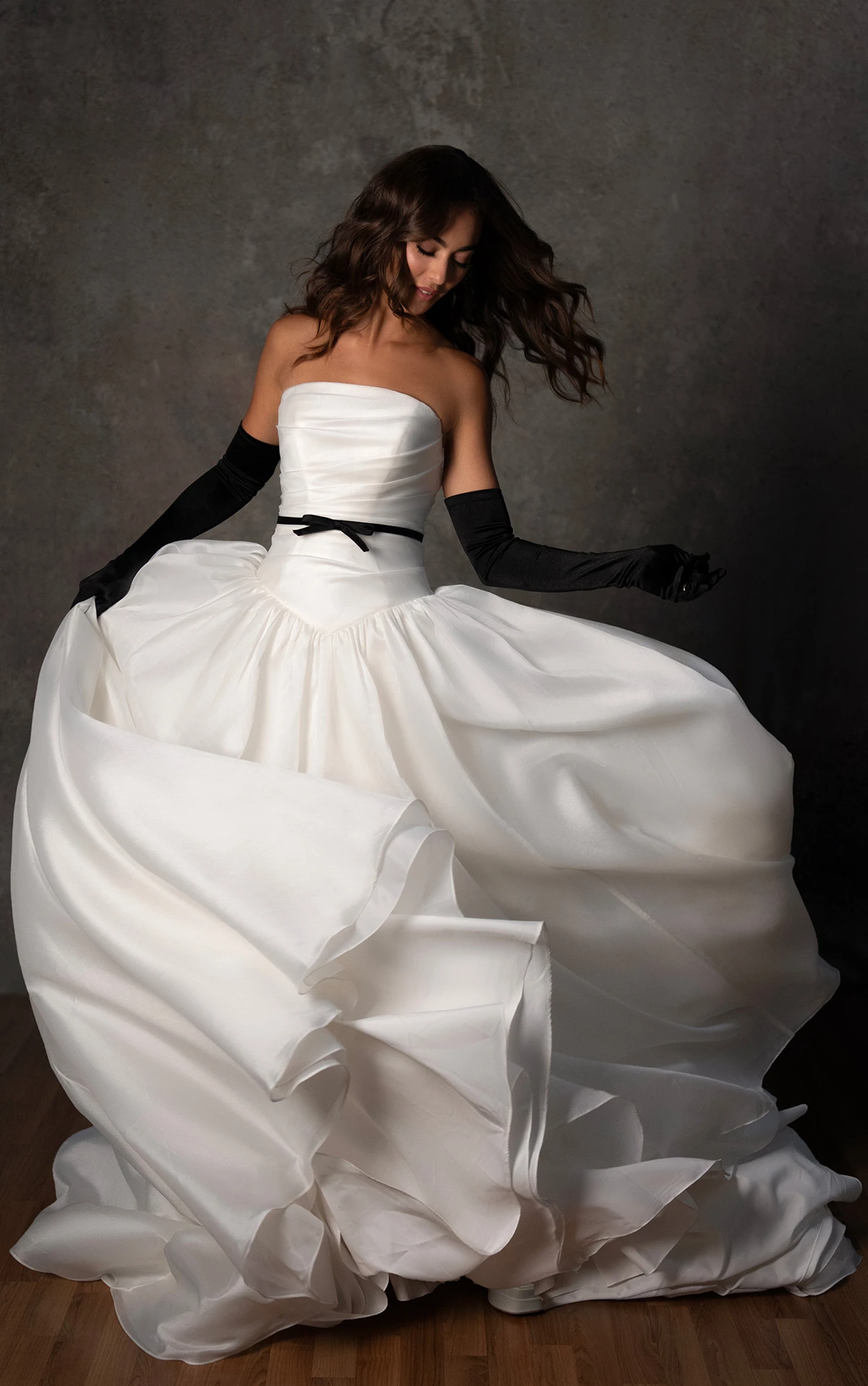 d4454 Trägerloses A-Linien-Brautkleid aus Organza mit gewickeltem Oberteil und Baskentaille  by Essense of Australia