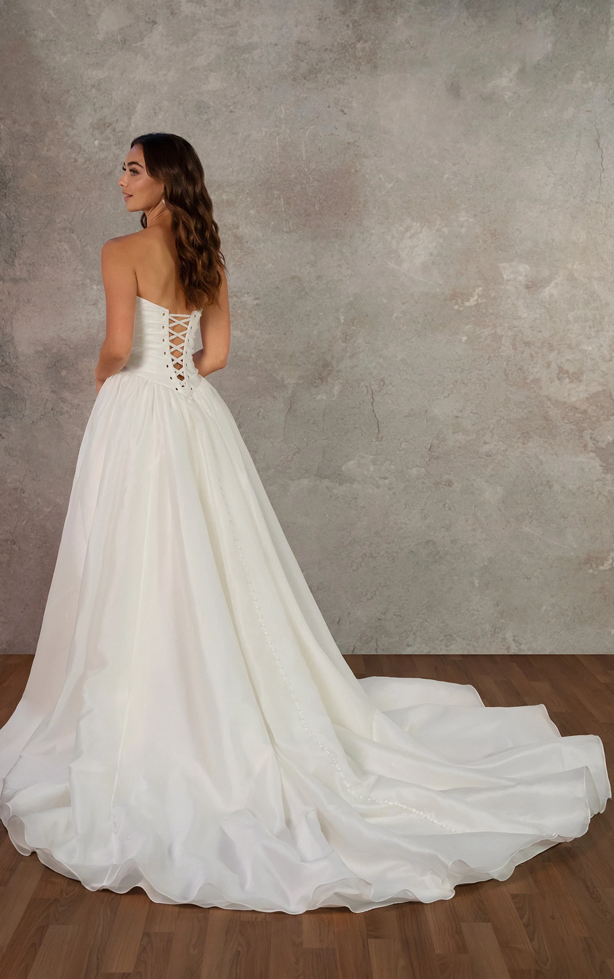 d4454 Trägerloses A-Linien-Brautkleid aus Organza mit gewickeltem Oberteil und Baskentaille  by Essense of Australia