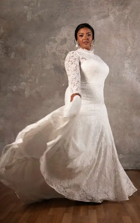 Fit-and-Flare-Brautkleid in Übergröße aus Spitze mit transparenten langen Ärmeln und hohem Ausschnitt, D4455+, by Essense of Australia