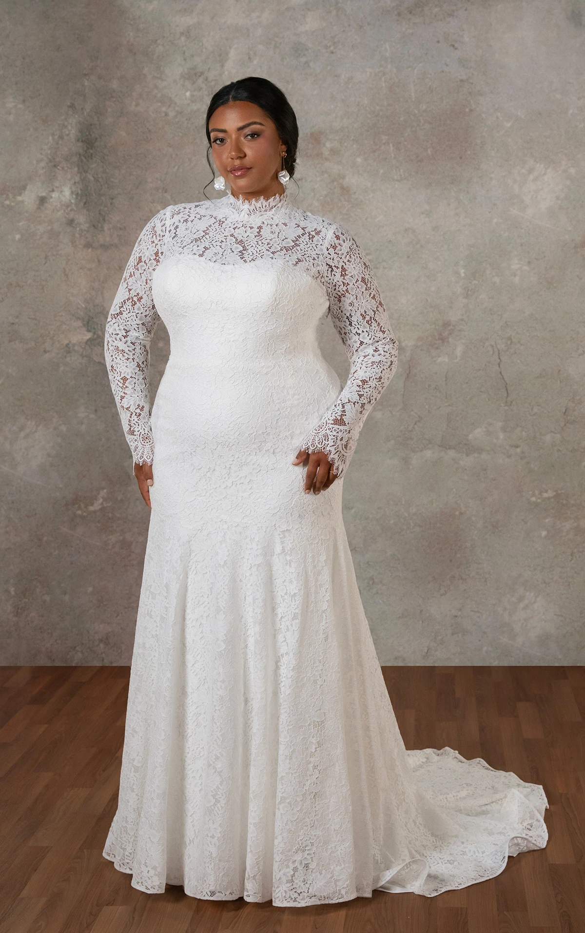 d4455+ Fit-and-Flare-Brautkleid in Übergröße aus Spitze mit transparenten langen Ärmeln und hohem Ausschnitt  by Essense of Australia
