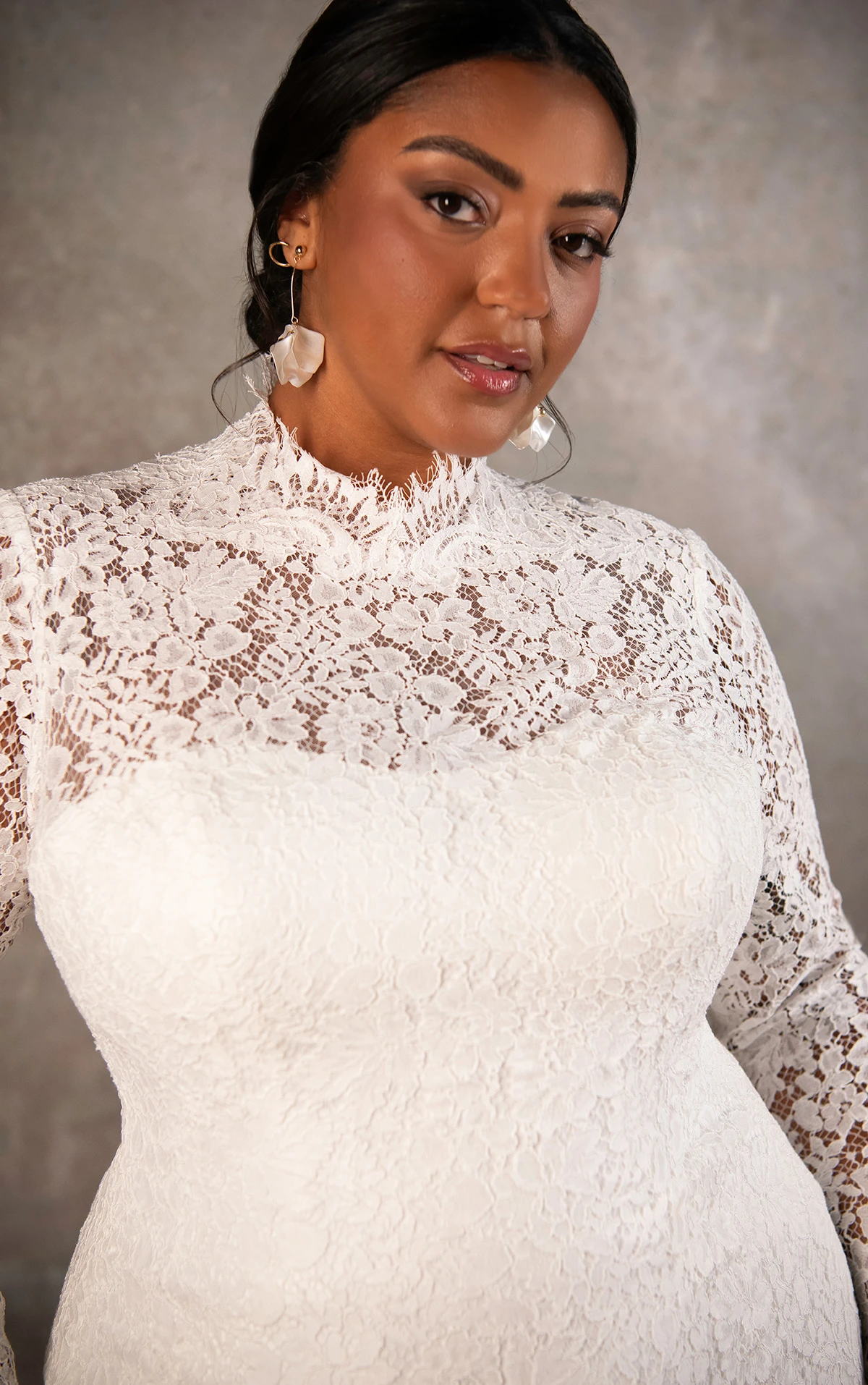 d4455+ Fit-and-Flare-Brautkleid in Übergröße aus Spitze mit transparenten langen Ärmeln und hohem Ausschnitt  by Essense of Australia