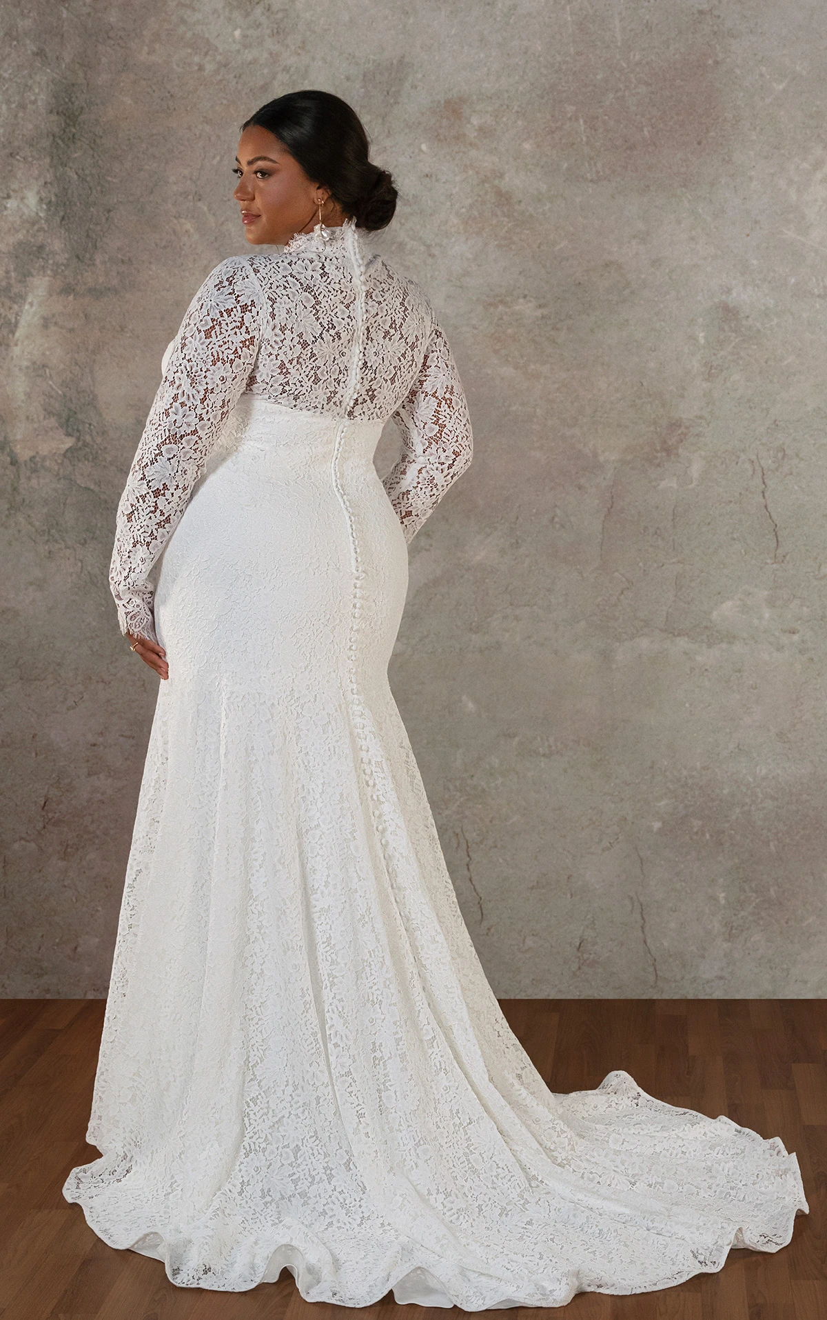 d4455+ Fit-and-Flare-Brautkleid in Übergröße aus Spitze mit transparenten langen Ärmeln und hohem Ausschnitt  by Essense of Australia