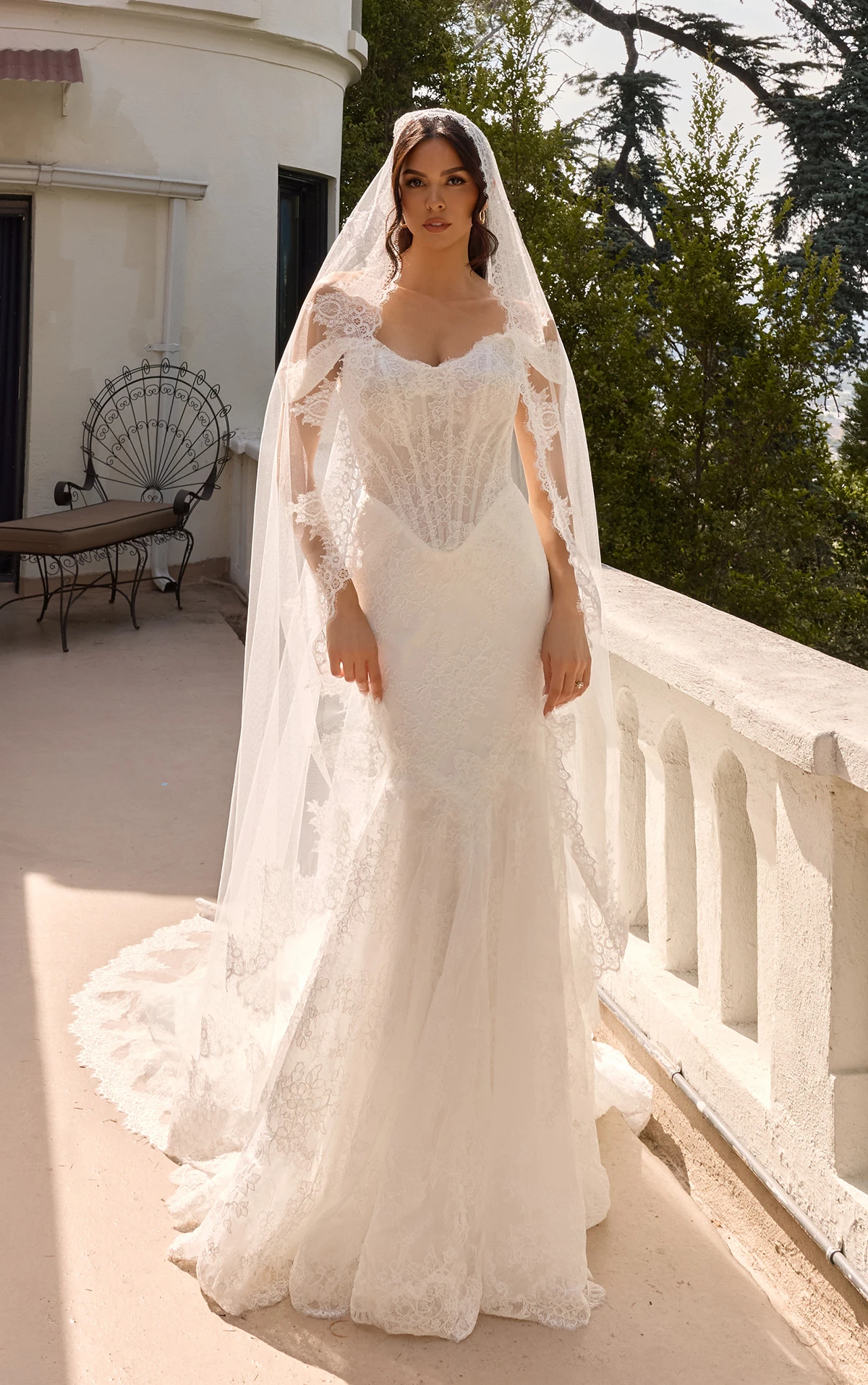 d4456 Fit-and-Flare-Brautkleid aus Spitze und Tüll mit wellenförmigem Ausschnitt und V-Rückenausschnitt  by Essense of Australia