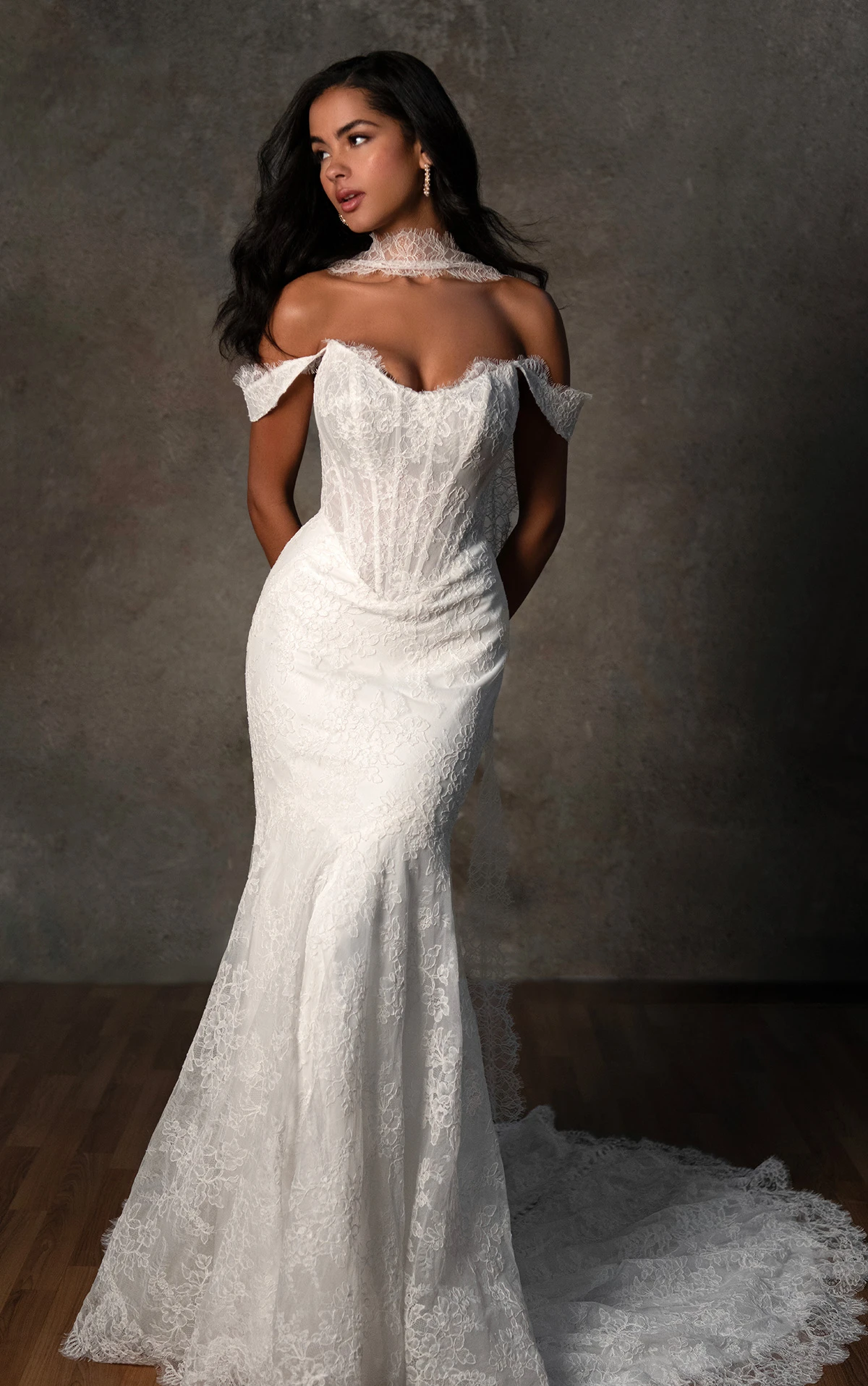 d4456 Fit-and-Flare-Brautkleid aus Spitze und Tüll mit wellenförmigem Ausschnitt und V-Rückenausschnitt  by Essense of Australia