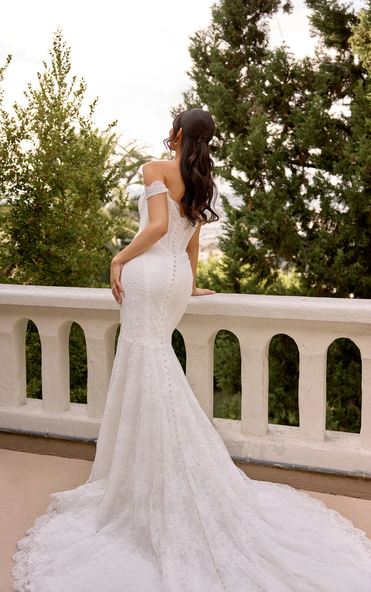 d4456 Fit-and-Flare-Brautkleid aus Spitze und Tüll mit wellenförmigem Ausschnitt und V-Rückenausschnitt  by Essense of Australia