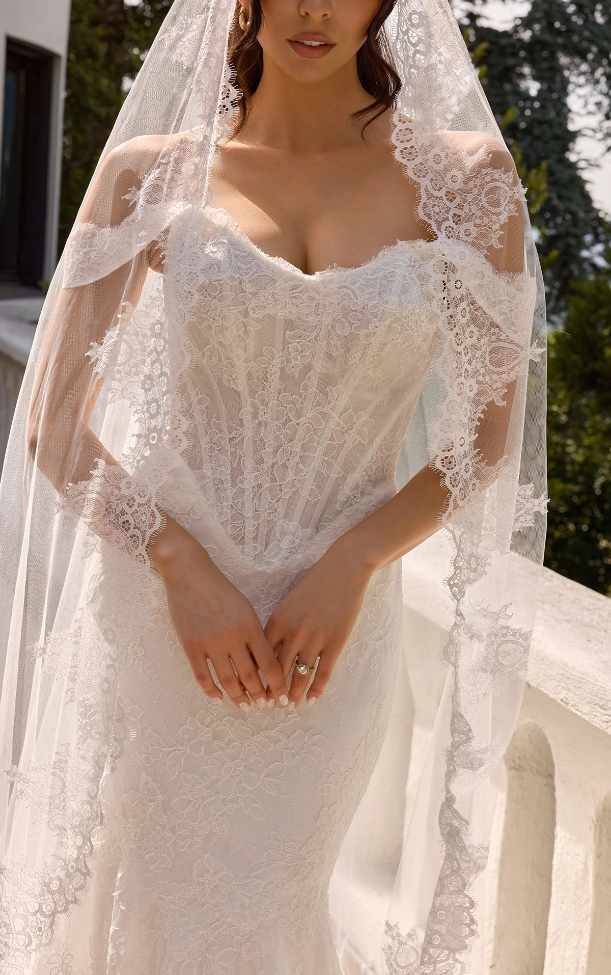 d4456 Fit-and-Flare-Brautkleid aus Spitze und Tüll mit wellenförmigem Ausschnitt und V-Rückenausschnitt  by Essense of Australia