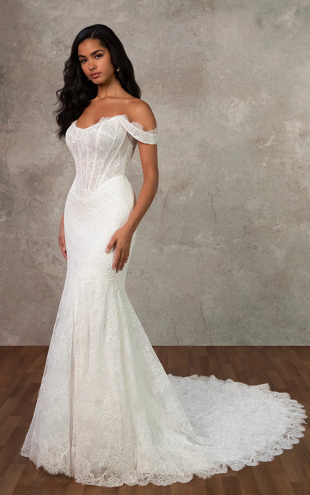 d4456 Fit-and-Flare-Brautkleid aus Spitze und Tüll mit wellenförmigem Ausschnitt und V-Rückenausschnitt  by Essense of Australia