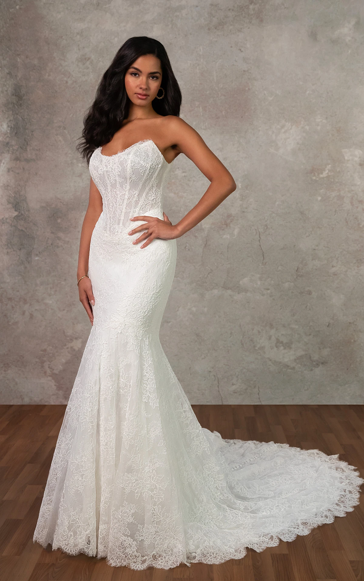 d4456 Fit-and-Flare-Brautkleid aus Spitze und Tüll mit wellenförmigem Ausschnitt und V-Rückenausschnitt  by Essense of Australia