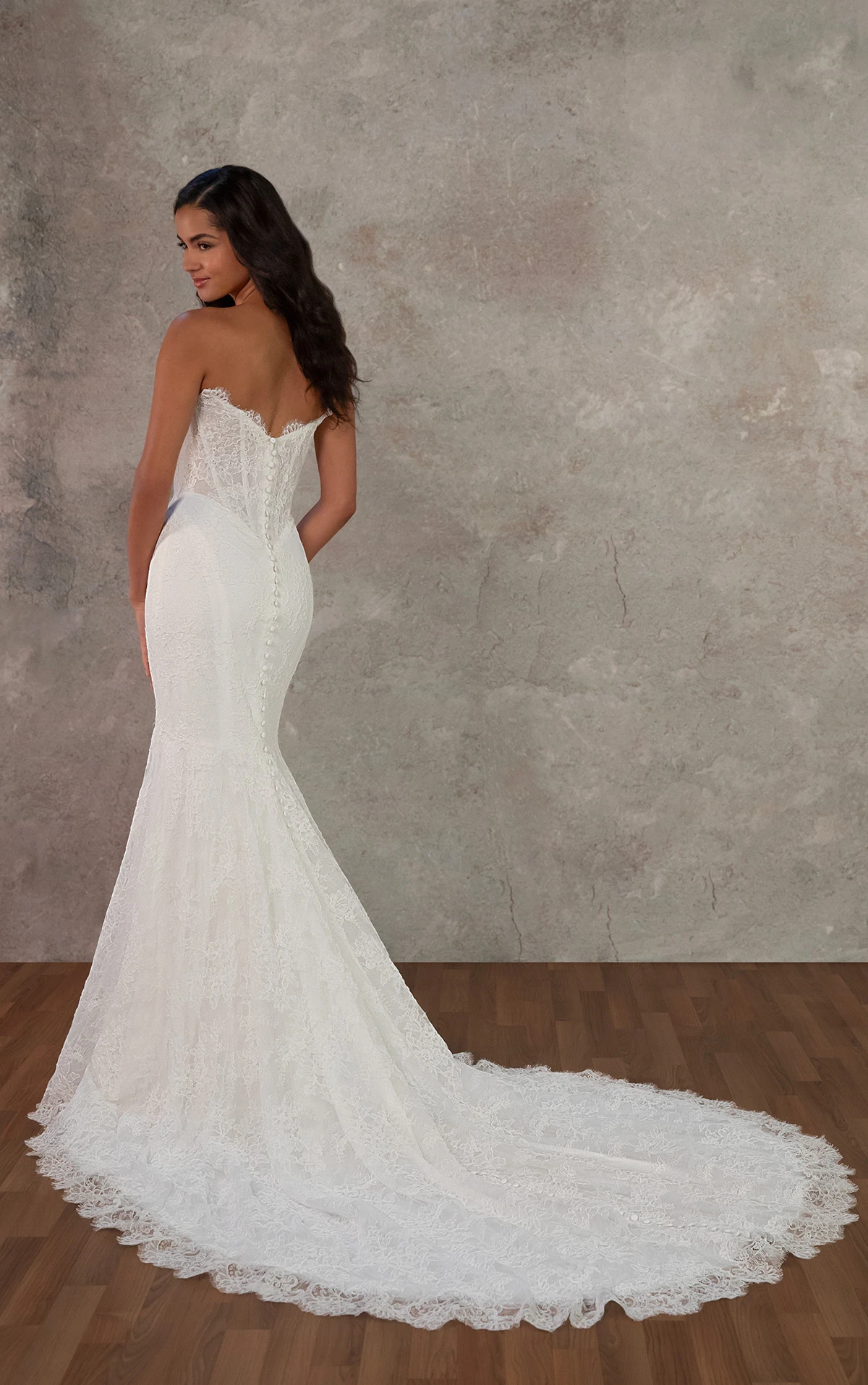 d4456 Fit-and-Flare-Brautkleid aus Spitze und Tüll mit wellenförmigem Ausschnitt und V-Rückenausschnitt  by Essense of Australia