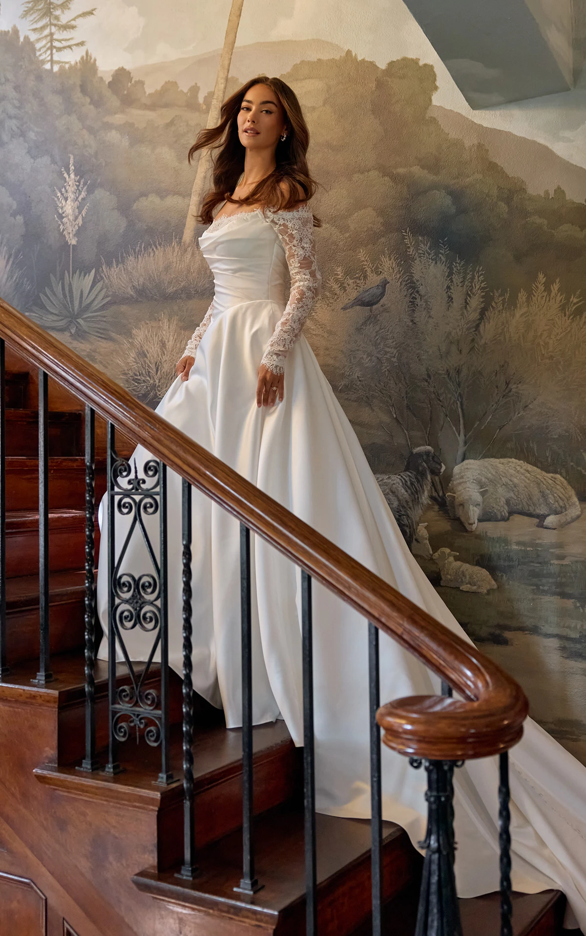 d4457 A-Linien-Brautkleid aus mehrschichtiger Spitze und Satin mit gewickeltem Oberteil  by Essense of Australia