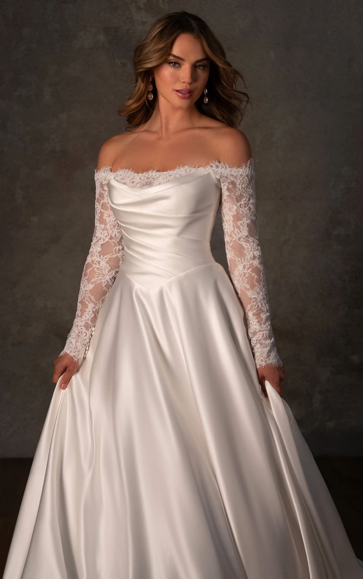 d4457 A-Linien-Brautkleid aus mehrschichtiger Spitze und Satin mit gewickeltem Oberteil  by Essense of Australia