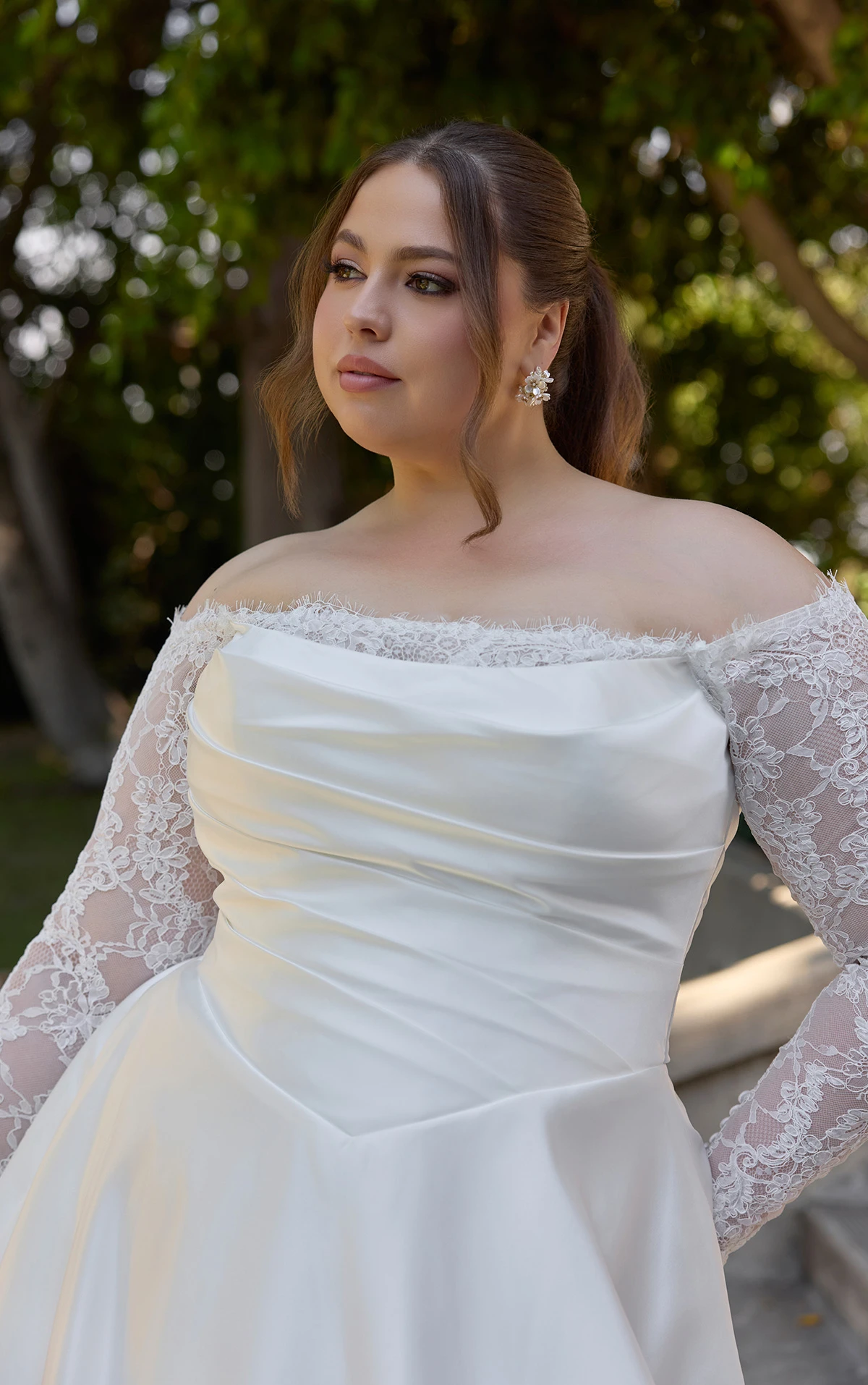 d4457 A-Linien-Brautkleid aus mehrschichtiger Spitze und Satin mit gewickeltem Oberteil  by Essense of Australia