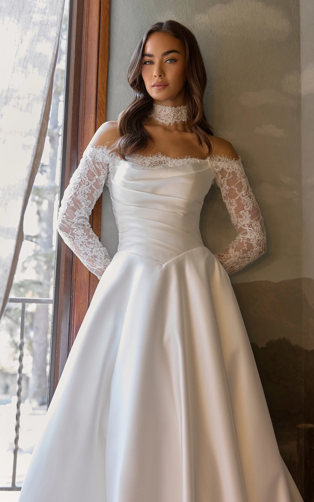d4457 A-Linien-Brautkleid aus mehrschichtiger Spitze und Satin mit gewickeltem Oberteil  by Essense of Australia