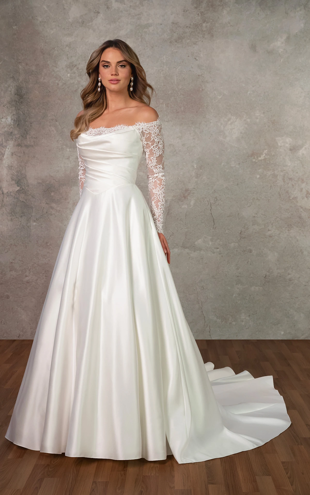 d4457 A-Linien-Brautkleid aus mehrschichtiger Spitze und Satin mit gewickeltem Oberteil  by Essense of Australia