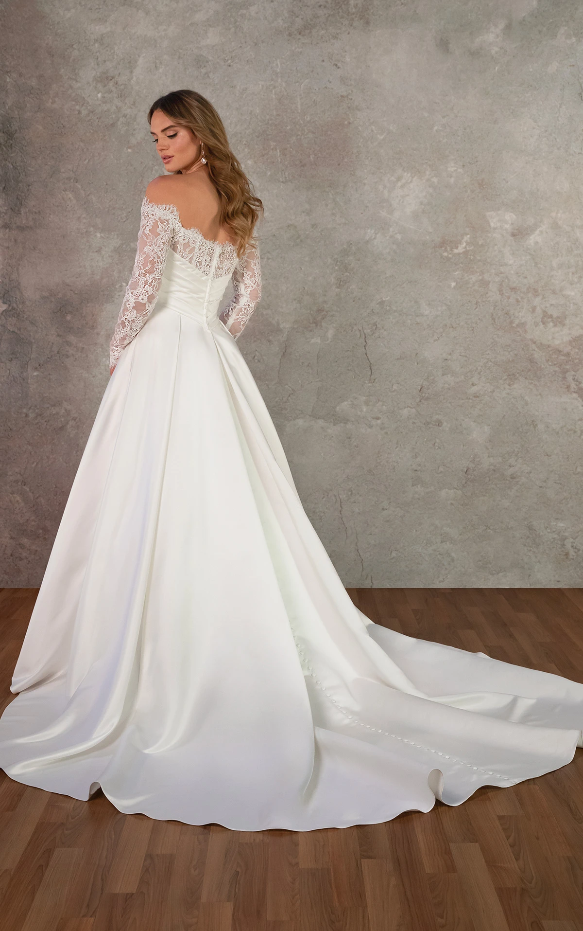 d4457 A-Linien-Brautkleid aus mehrschichtiger Spitze und Satin mit gewickeltem Oberteil by Essense of Australia