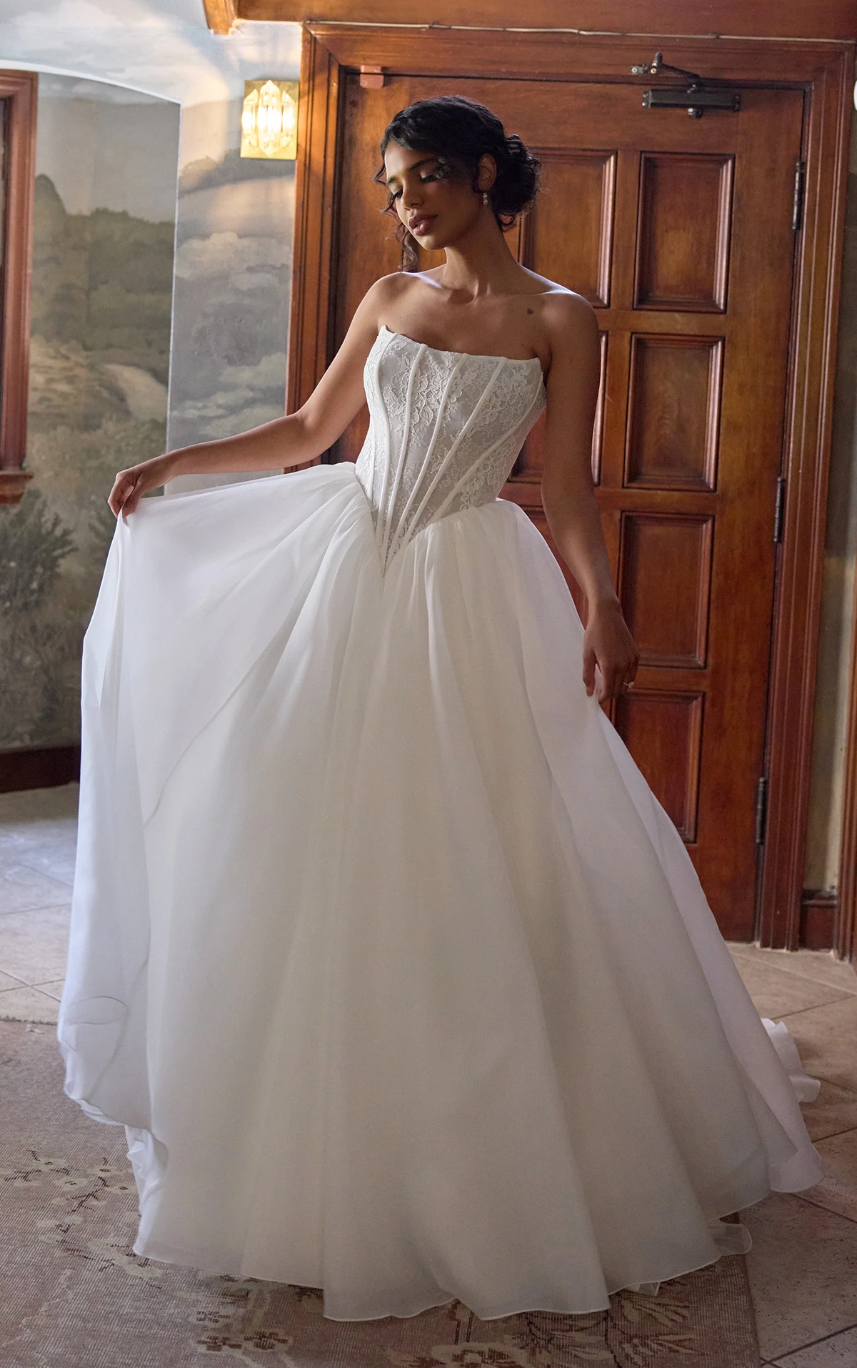 d4458 Trägerloses Ball-Brautkleid aus Spitze mit Baskentaille und Organza-Rock  by Essense of Australia