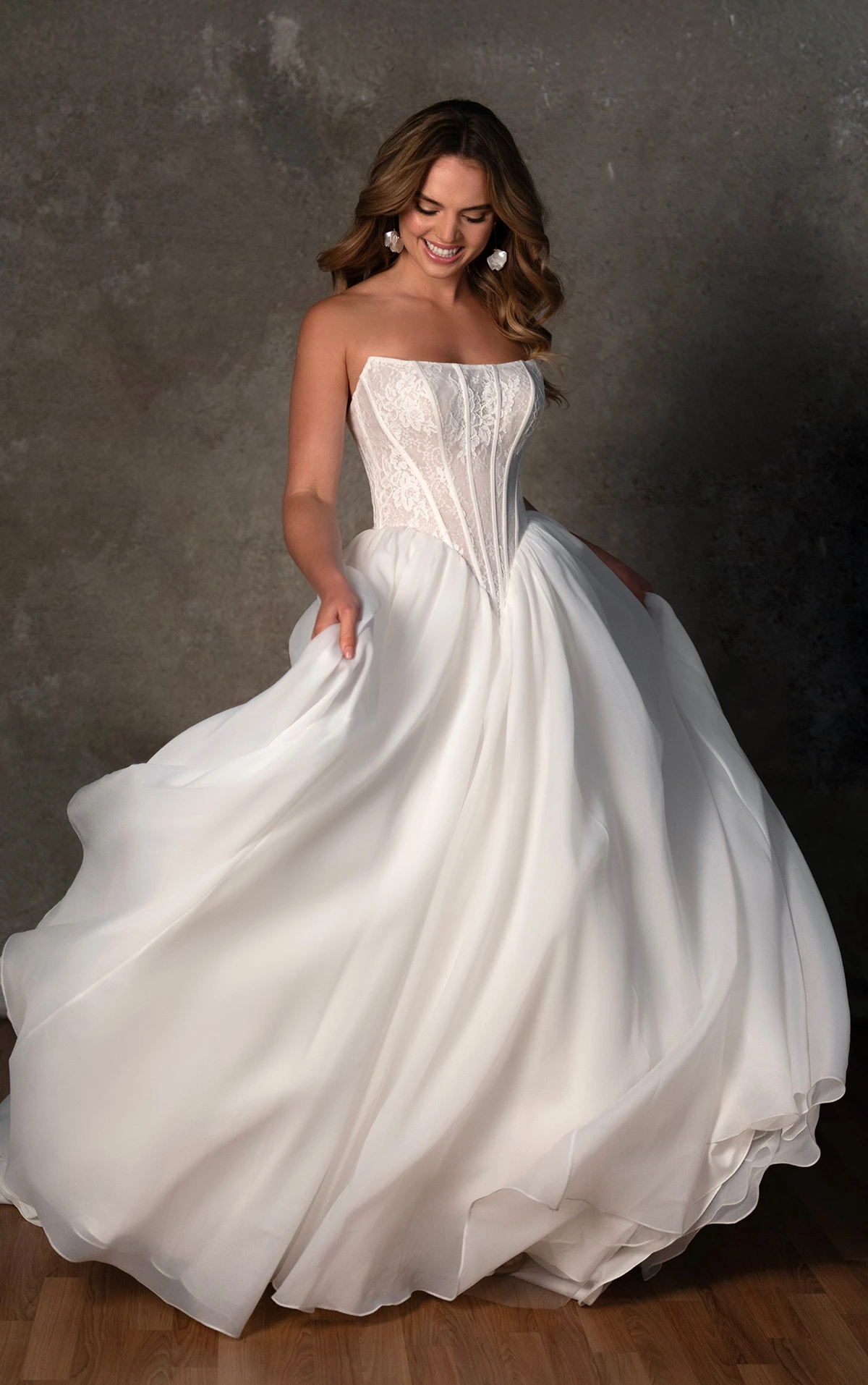 d4458 Trägerloses Ball-Brautkleid aus Spitze mit Baskentaille und Organza-Rock  by Essense of Australia