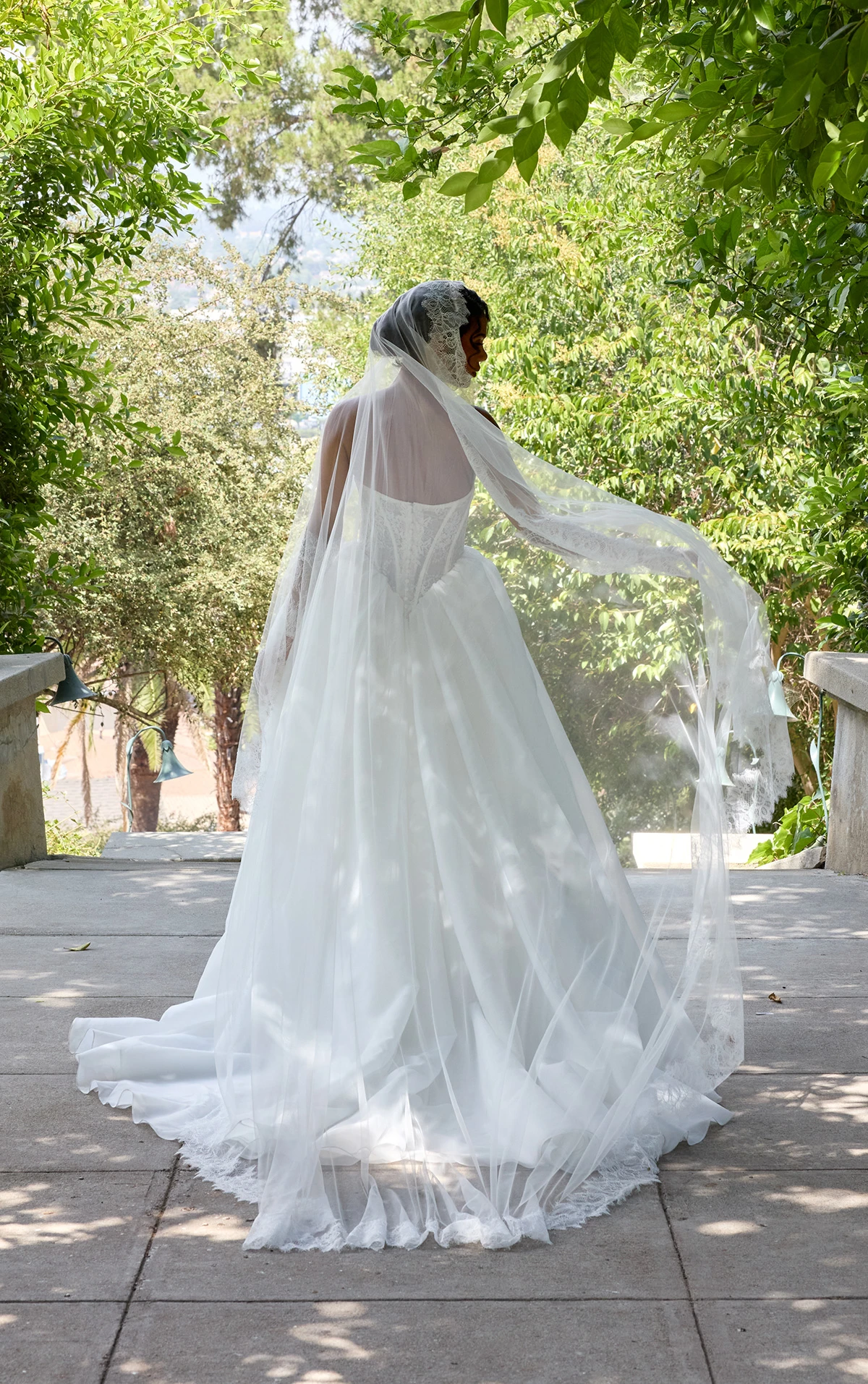 d4458 Trägerloses Ball-Brautkleid aus Spitze mit Baskentaille und Organza-Rock  by Essense of Australia