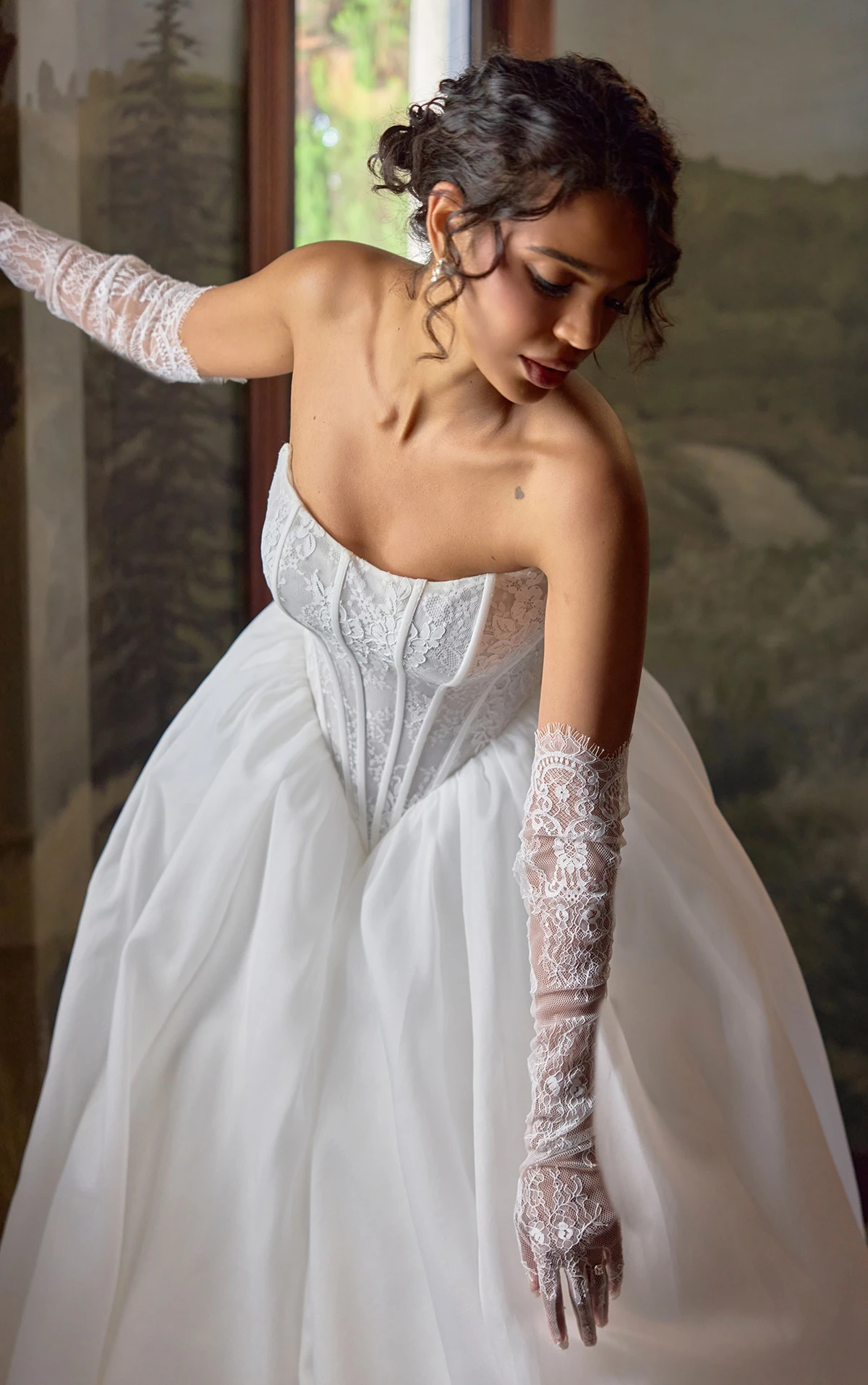 d4458 Trägerloses Ball-Brautkleid aus Spitze mit Baskentaille und Organza-Rock  by Essense of Australia