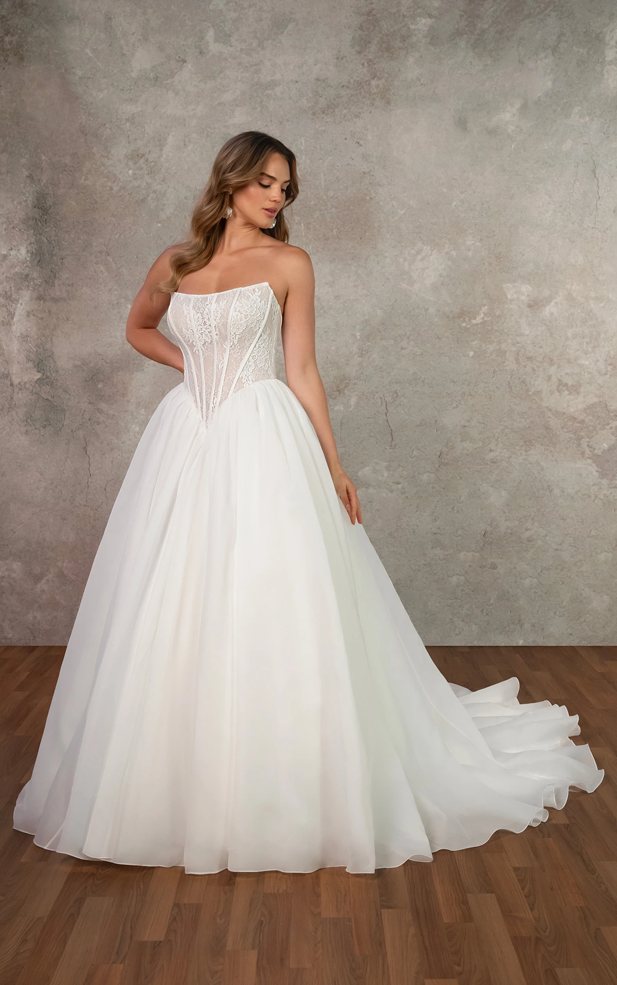 d4458 Trägerloses Ball-Brautkleid aus Spitze mit Baskentaille und Organza-Rock  by Essense of Australia