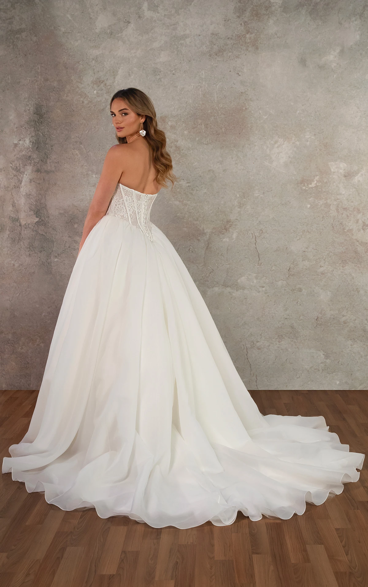 d4458 Trägerloses Ball-Brautkleid aus Spitze mit Baskentaille und Organza-Rock  by Essense of Australia