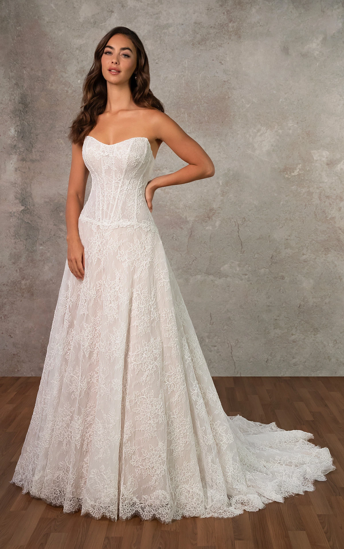 d4462 Trägerloses A-Linien-Brautkleid aus Chantilly-Spitze mit tiefer Taille und Korsett-Oberteil  by Essense of Australia