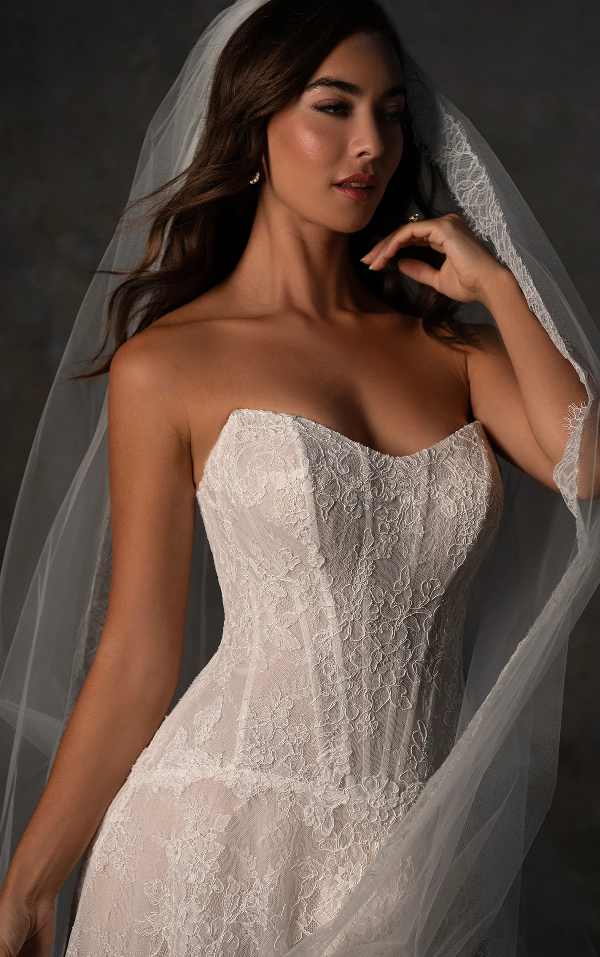 d4462 Trägerloses A-Linien-Brautkleid aus Chantilly-Spitze mit tiefer Taille und Korsett-Oberteil  by Essense of Australia