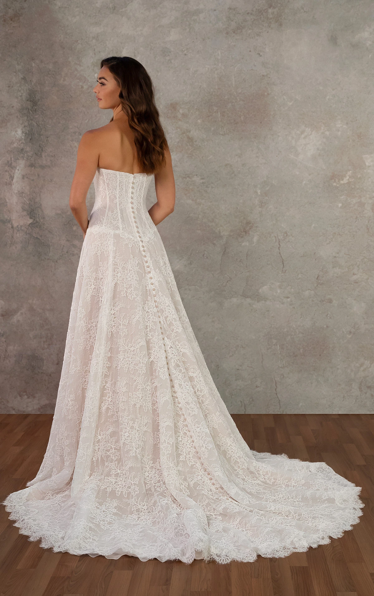 d4462 Trägerloses A-Linien-Brautkleid aus Chantilly-Spitze mit tiefer Taille und Korsett-Oberteil  by Essense of Australia