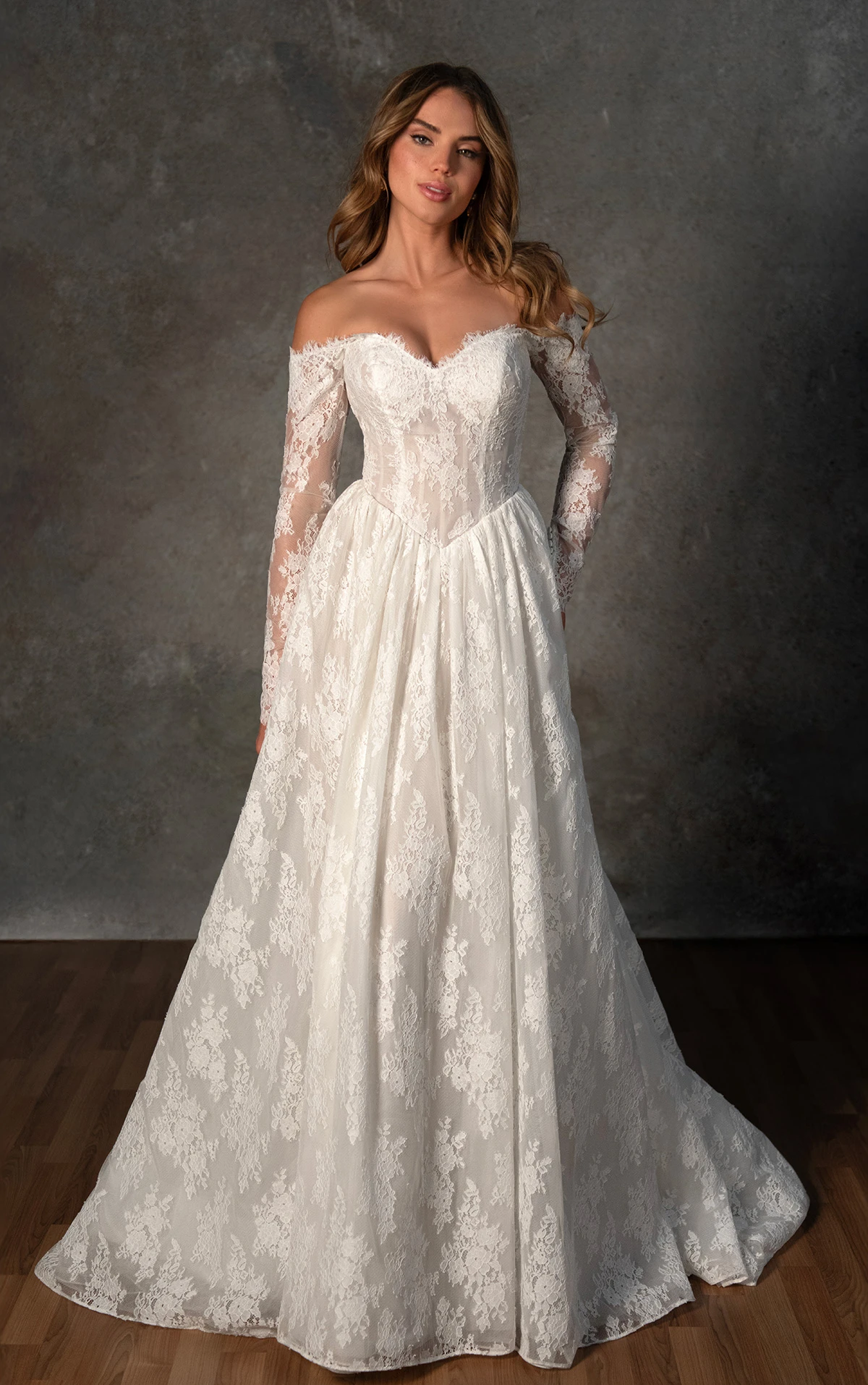 d4466 Schulterfreies A-Linien-Brautkleid aus Spitze mit Hüftvolumen und herzförmigem Ausschnitt  by Essense of Australia