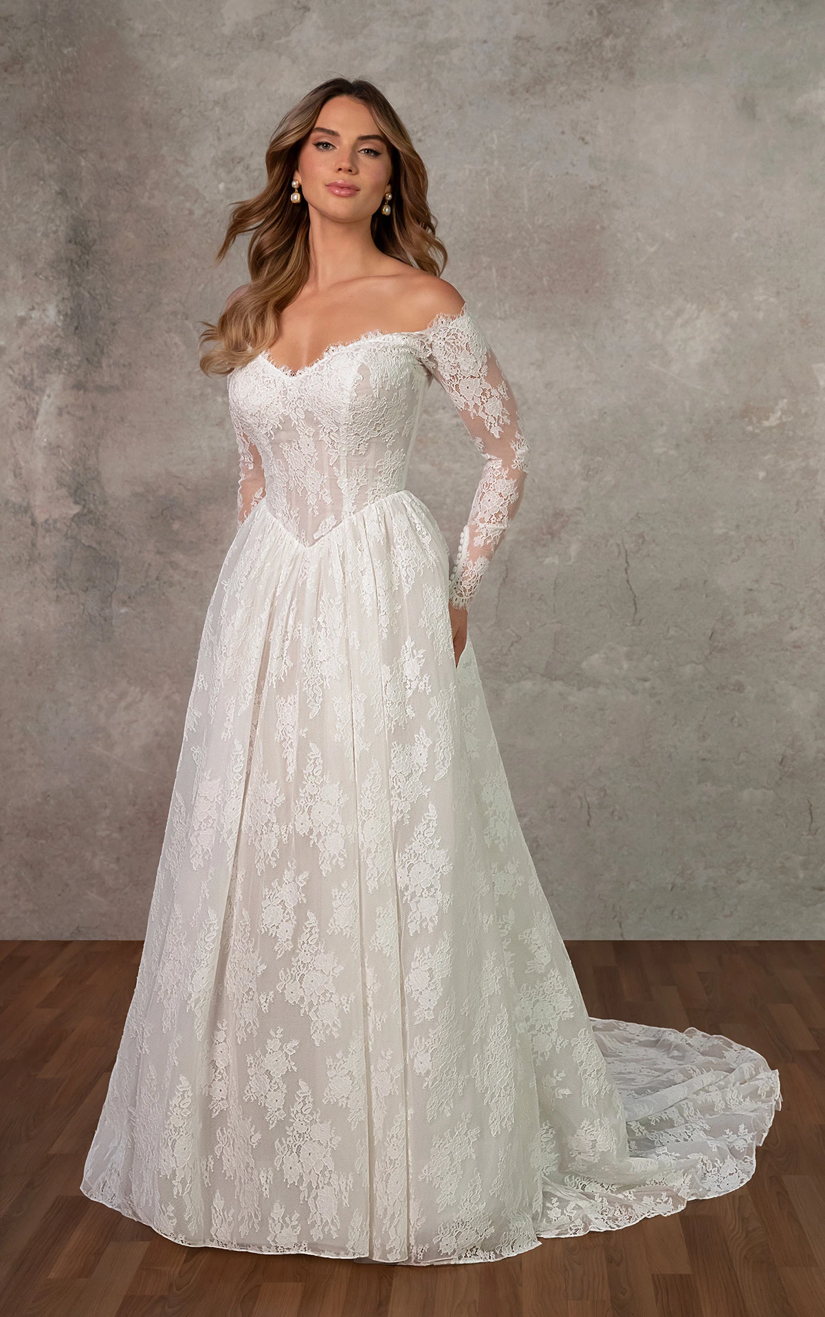 d4466 Schulterfreies A-Linien-Brautkleid aus Spitze mit Hüftvolumen und herzförmigem Ausschnitt  by Essense of Australia