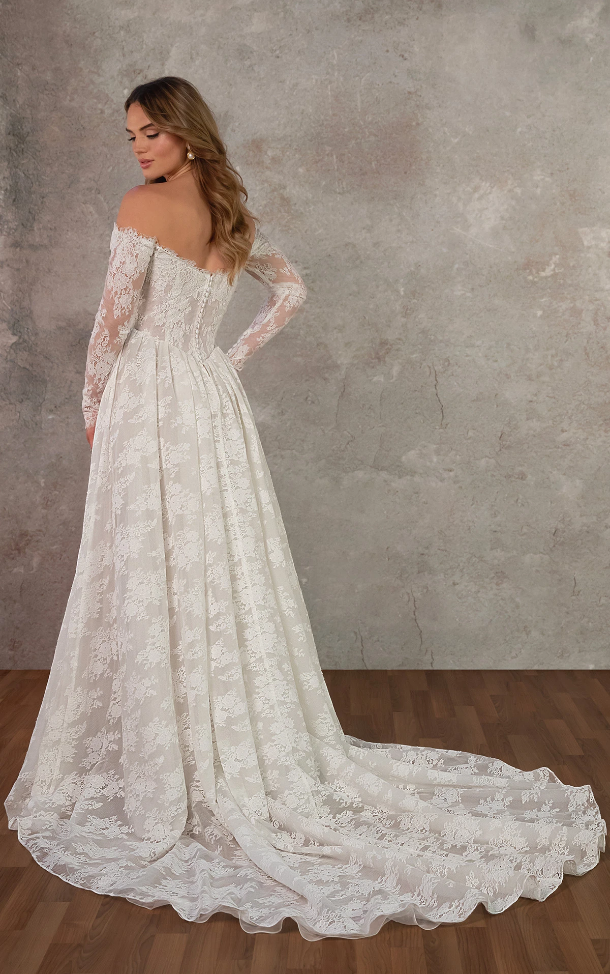 d4466 Schulterfreies A-Linien-Brautkleid aus Spitze mit Hüftvolumen und herzförmigem Ausschnitt  by Essense of Australia